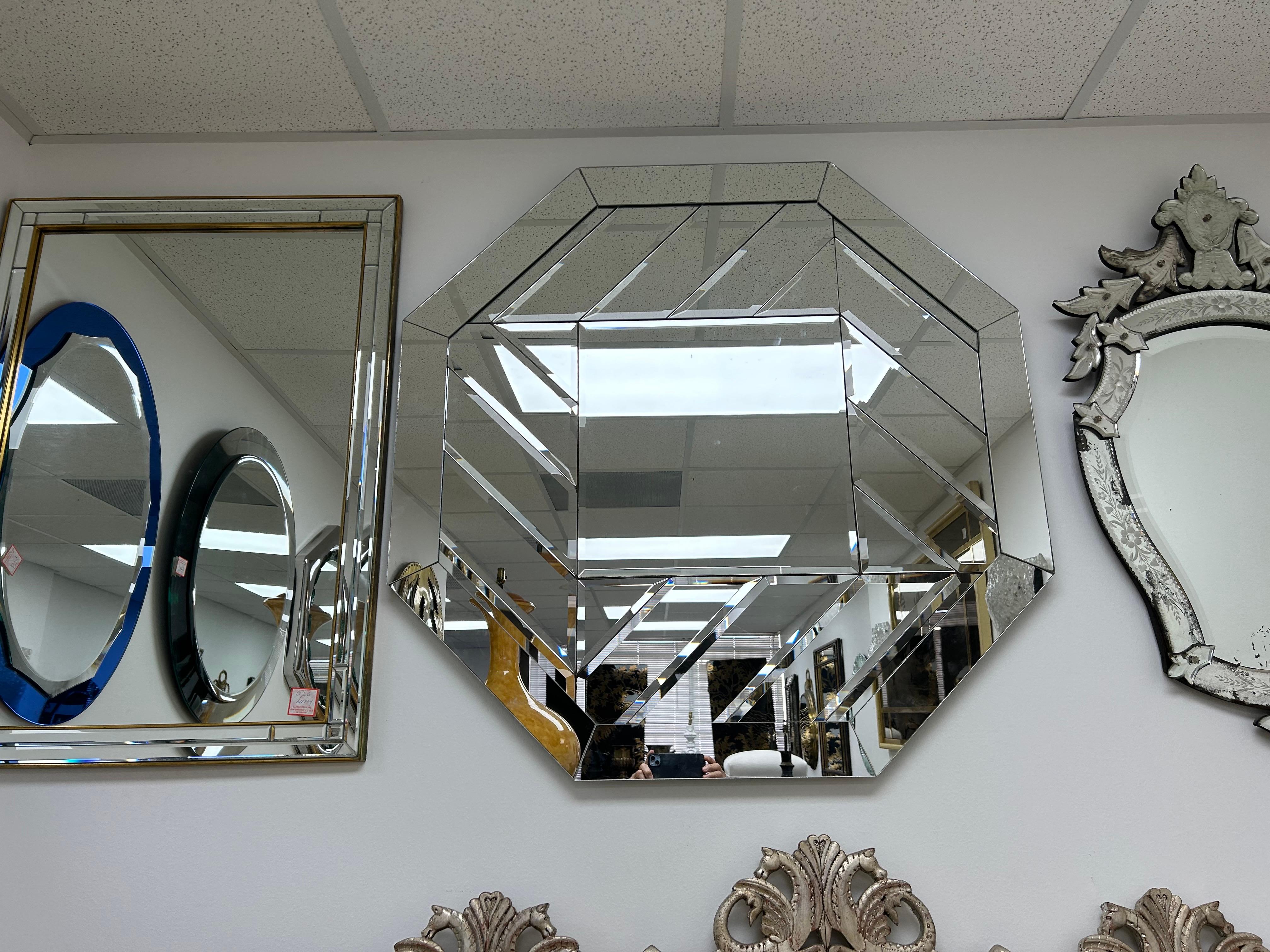 Postmoderne Miroir biseauté octogonal The Moderns en vente