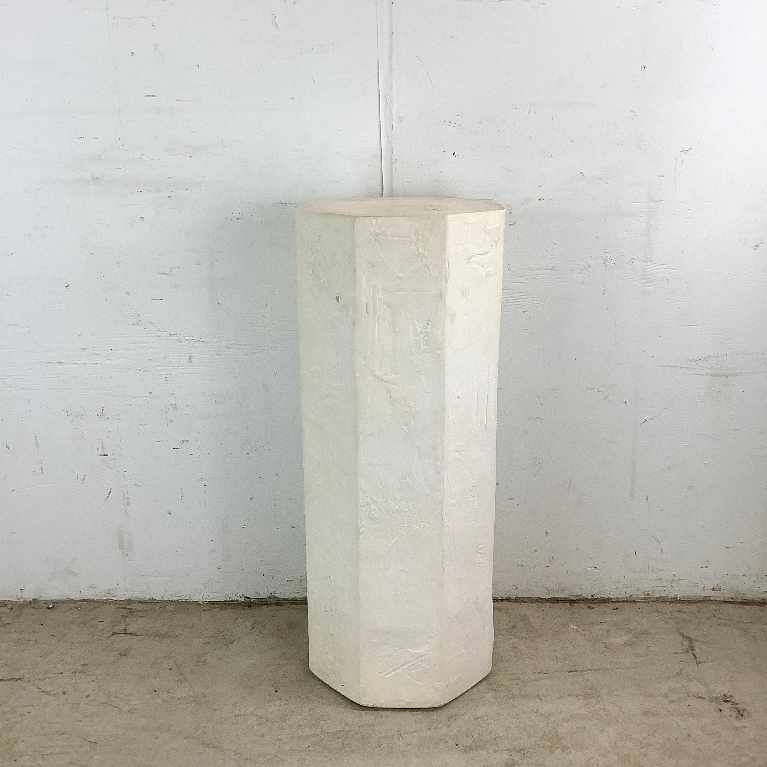 Alto, escultural y discreto, este pedestal moderno vintage causa una impresión inmediata. Su cuerpo octogonal se yergue con serena confianza, proporcionando un fuerte anclaje visual en cualquier espacio.

La superficie está acabada en yeso, lo que