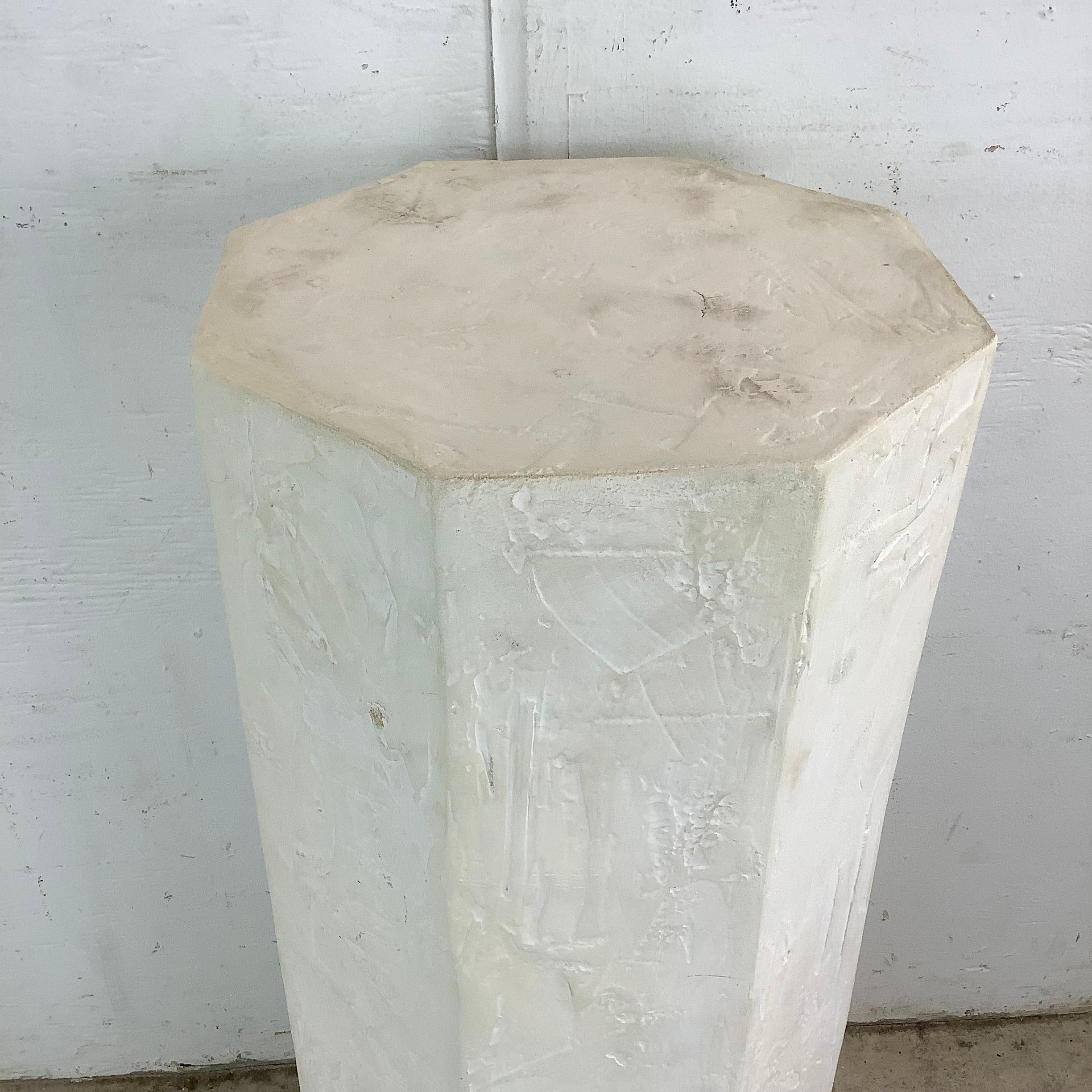 Pedestal expositor octogonal postmoderno Posmoderno en venta