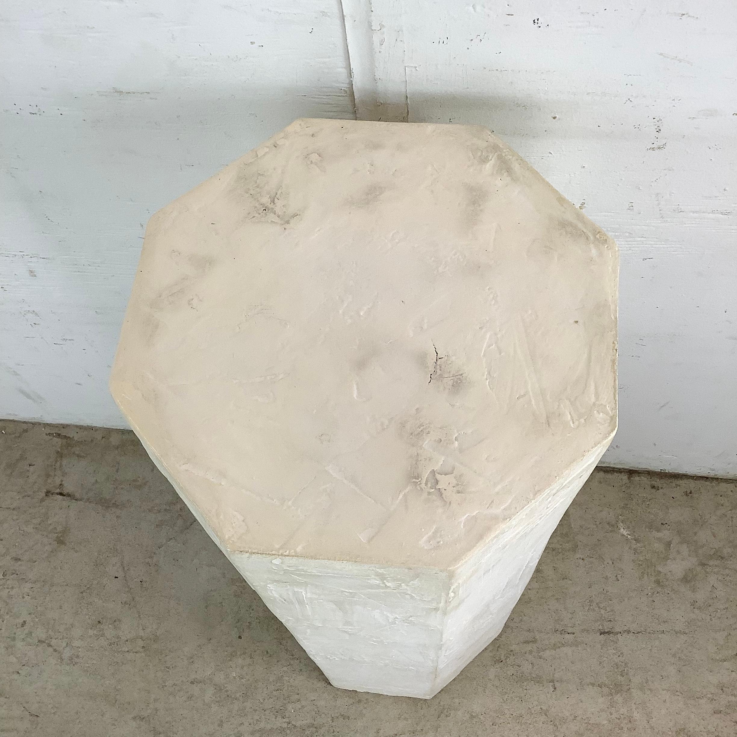 Pedestal expositor octogonal postmoderno en Bastante bueno estado para la venta en Trenton, NJ