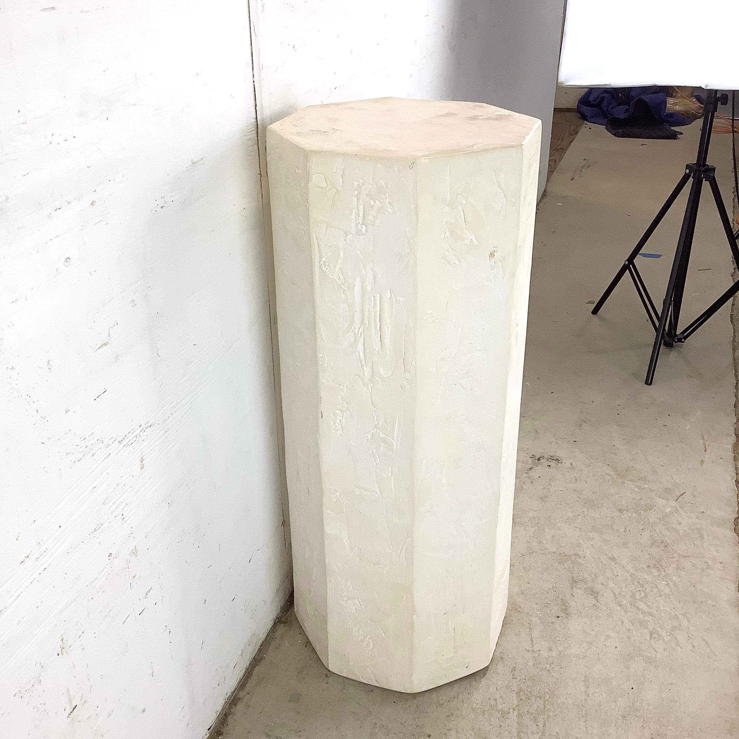 Pedestal expositor octogonal postmoderno siglo XX en venta