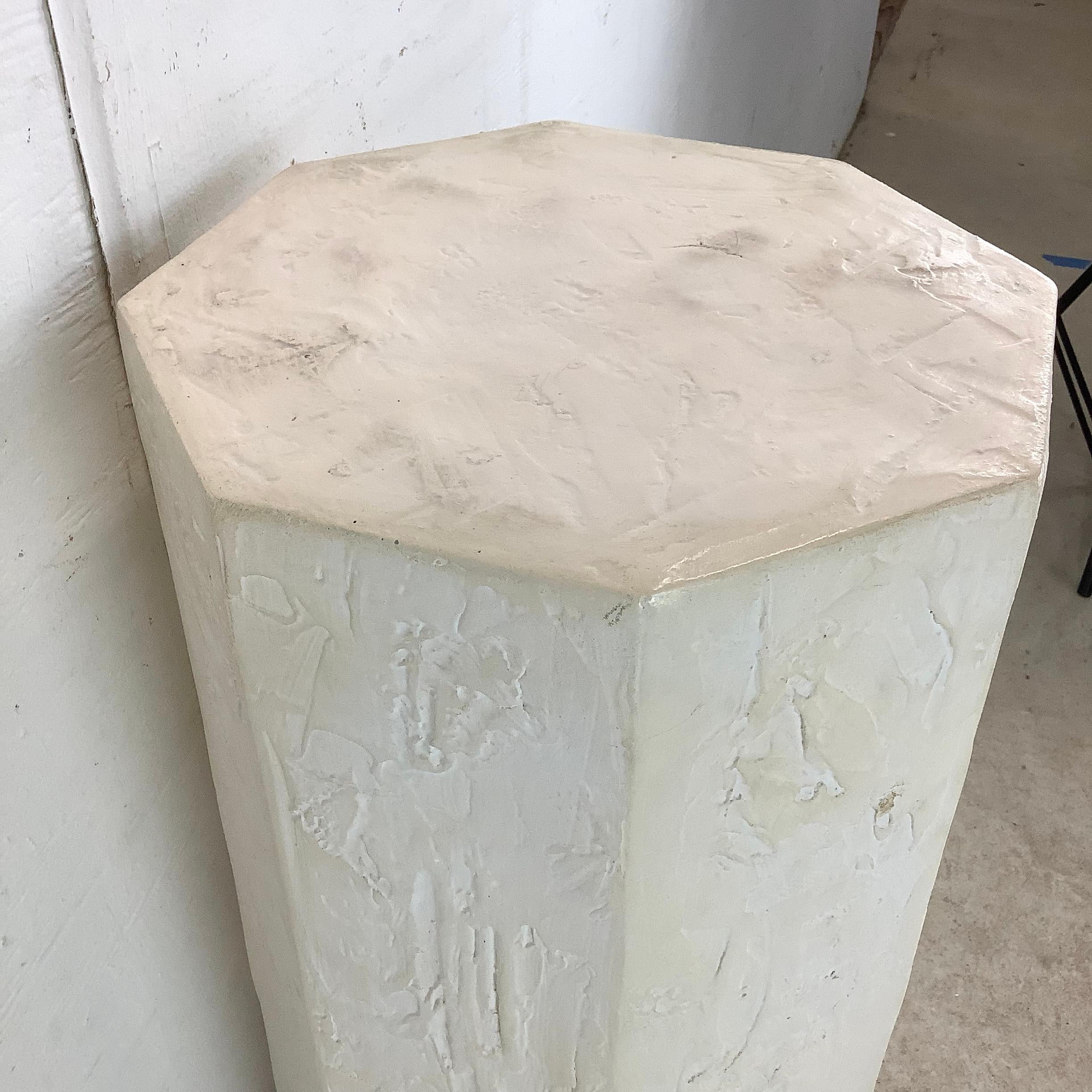 Pedestal expositor octogonal postmoderno Yeso en venta