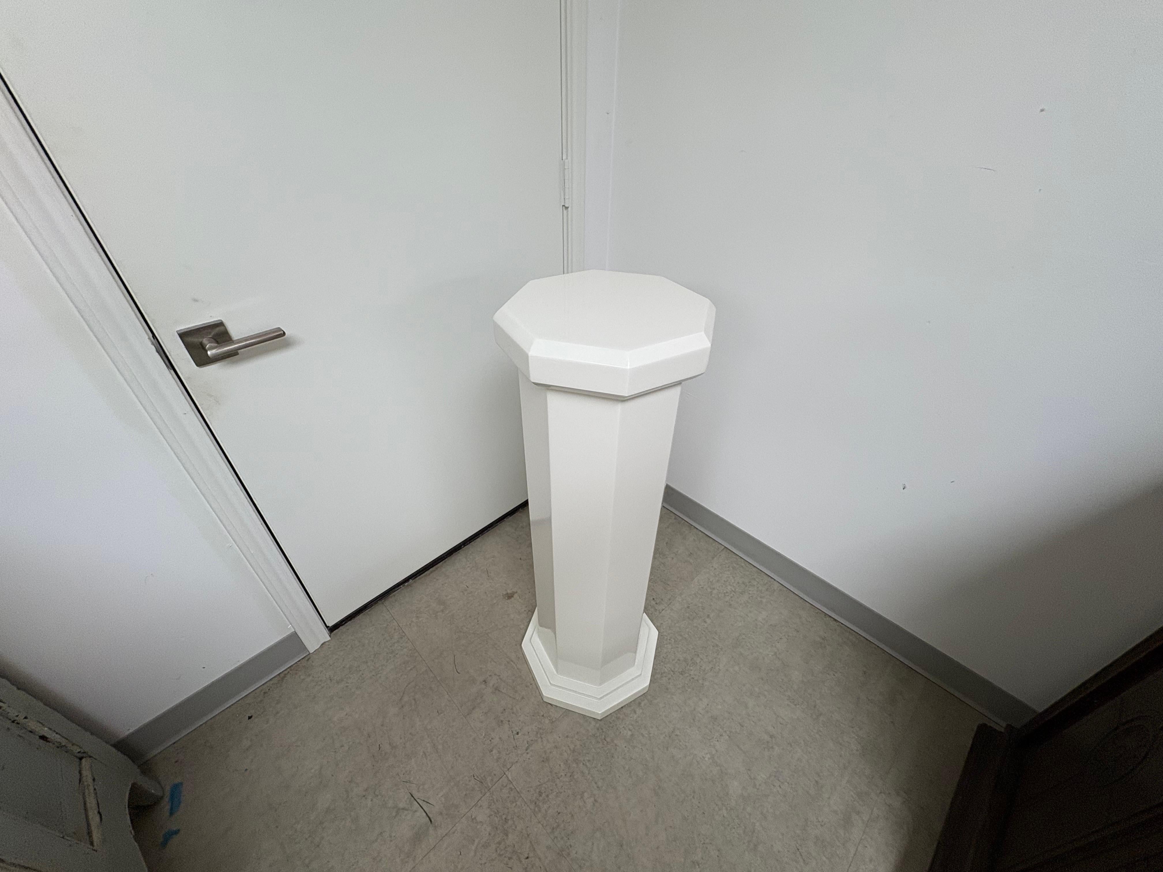 Late 20th Century Post Modern Octagonal Lacquered Pedestal For Sale
