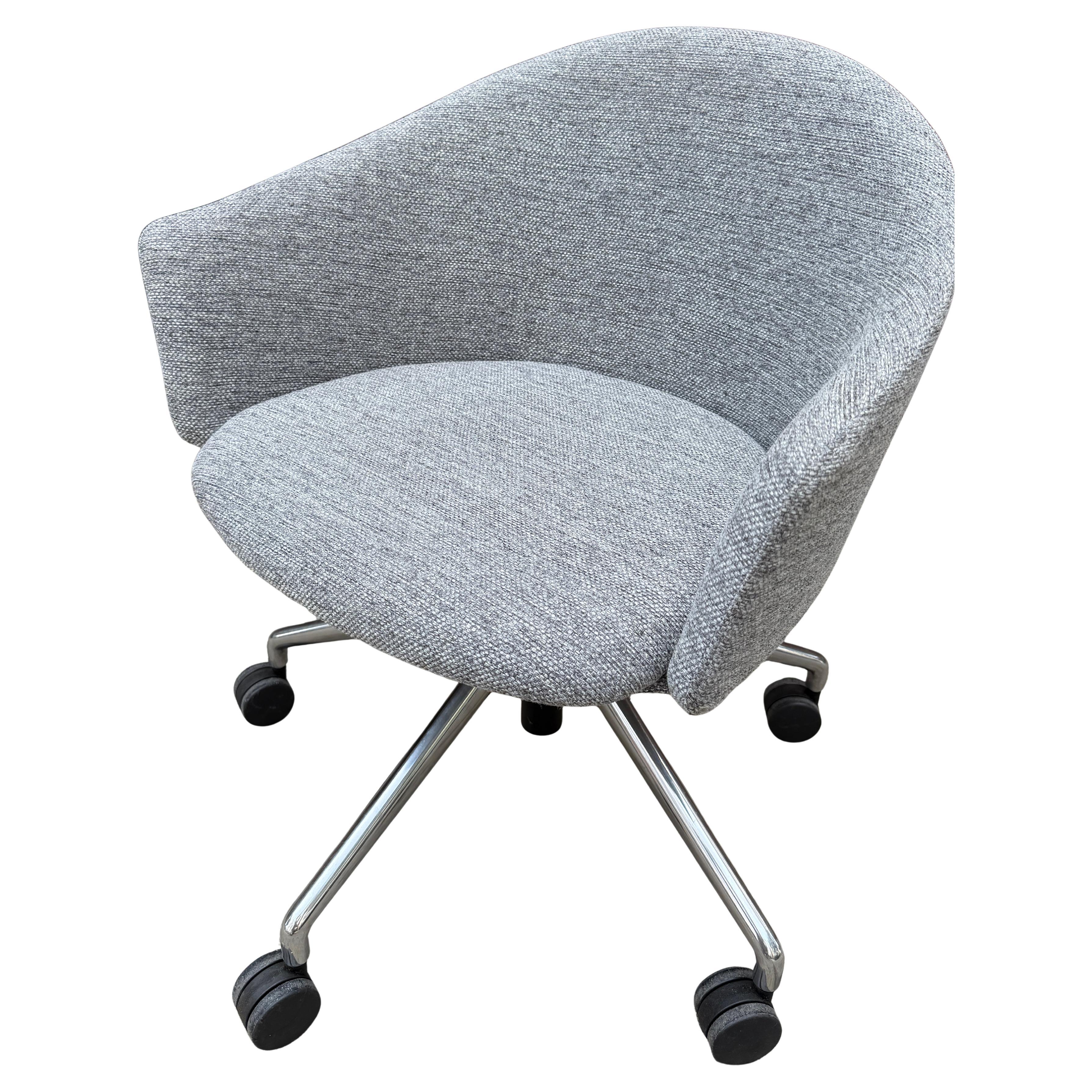 Teknion's Zones collection, upholstered in a beautiful grey fabric at an affordable price. Chairs are in great condition with no rips or holes. Ready for use.

Arm height at lowest position 23