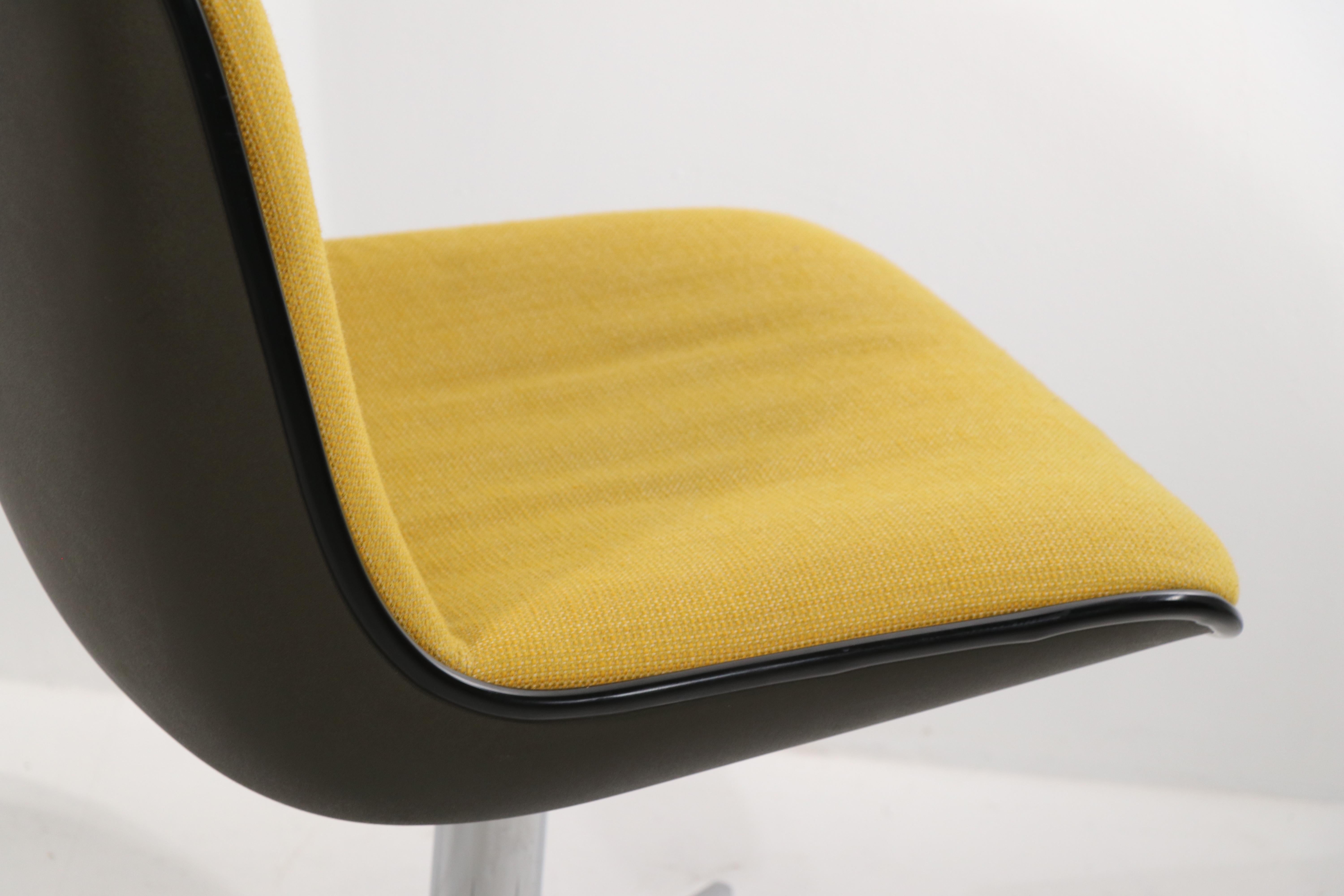 Américain Chaise de salle à manger d'appoint de bureau post-moderne par Steelcase en vente