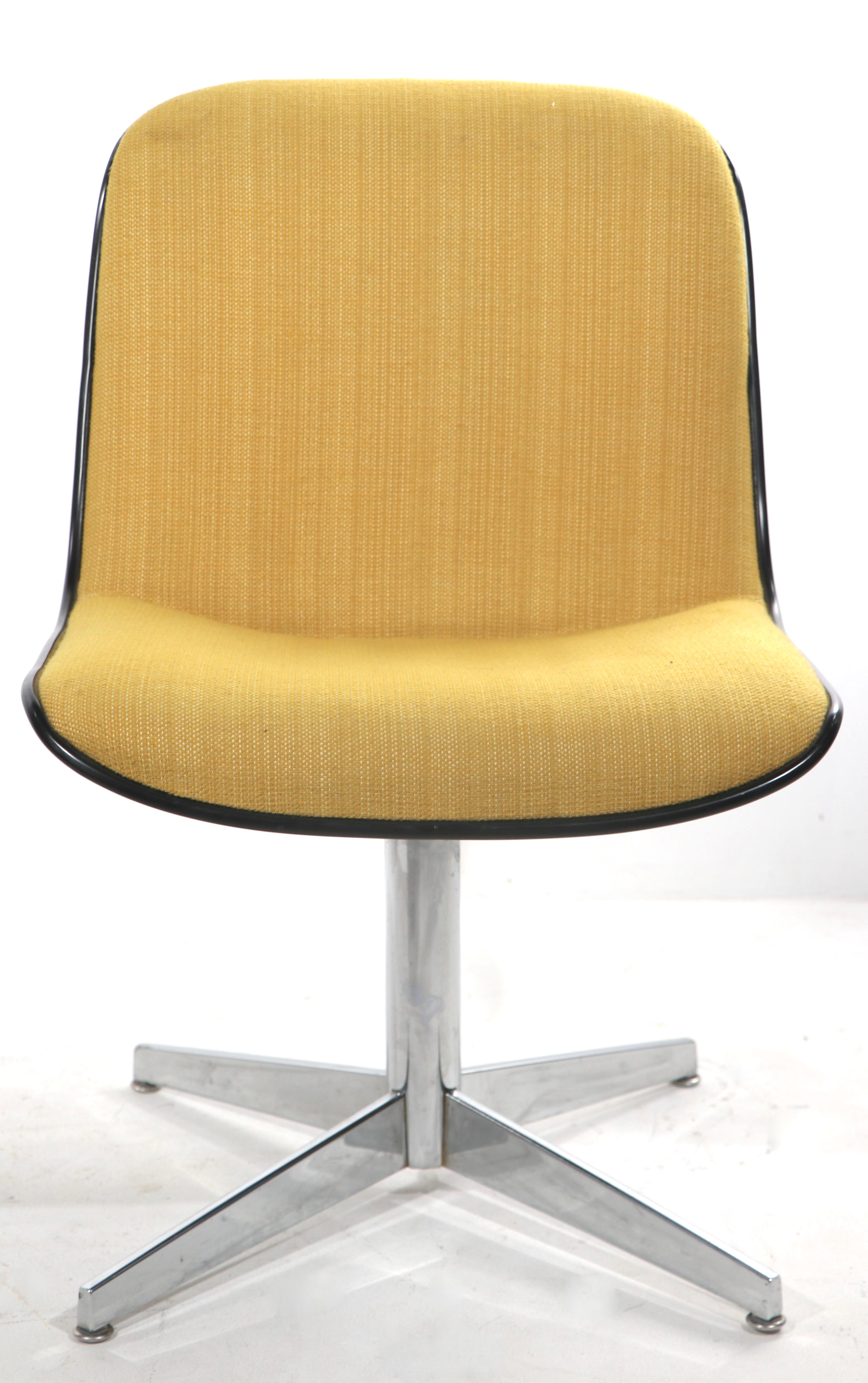 Tissu Chaise de salle à manger d'appoint de bureau post-moderne par Steelcase en vente