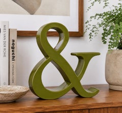 Oggetto decorativo scultoreo postmoderno a forma di "&" in verde oliva