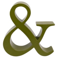Oggetto decorativo scultoreo postmoderno a forma di "&" in verde oliva