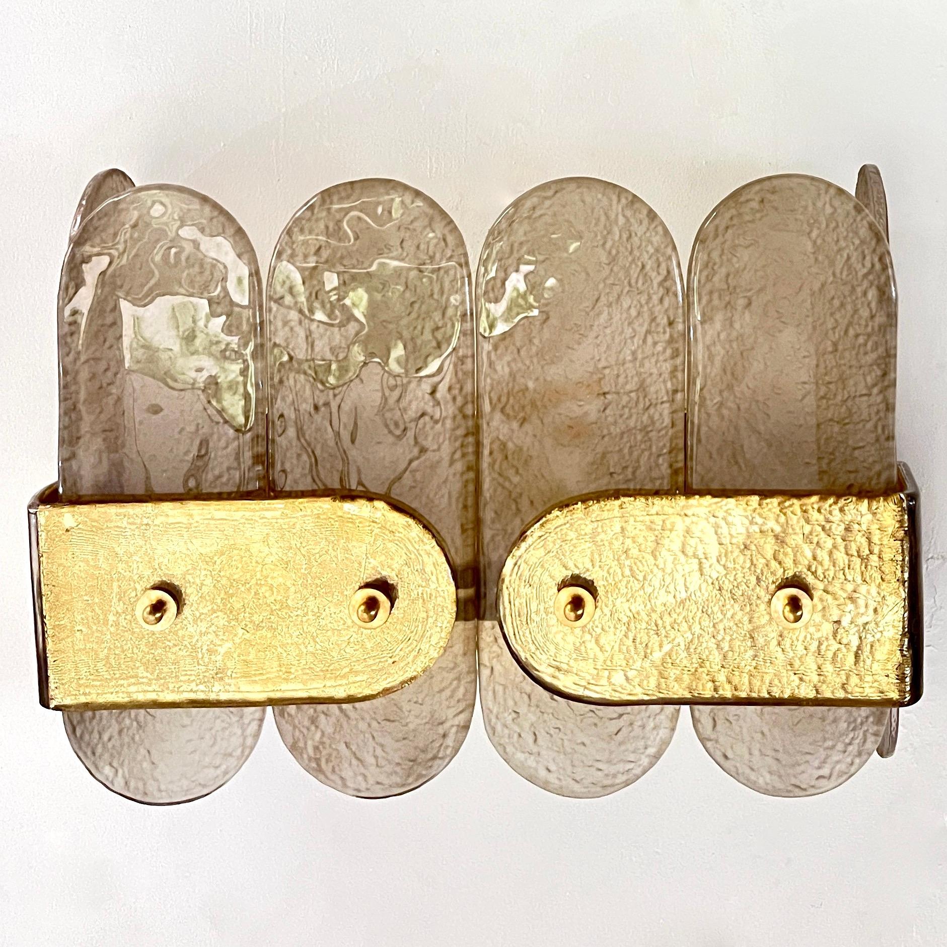 Fatto a mano Post-Moderna Organica Italiana Coppia Geometrica Beige in vetro di Murano Foglia d'Oro in vendita