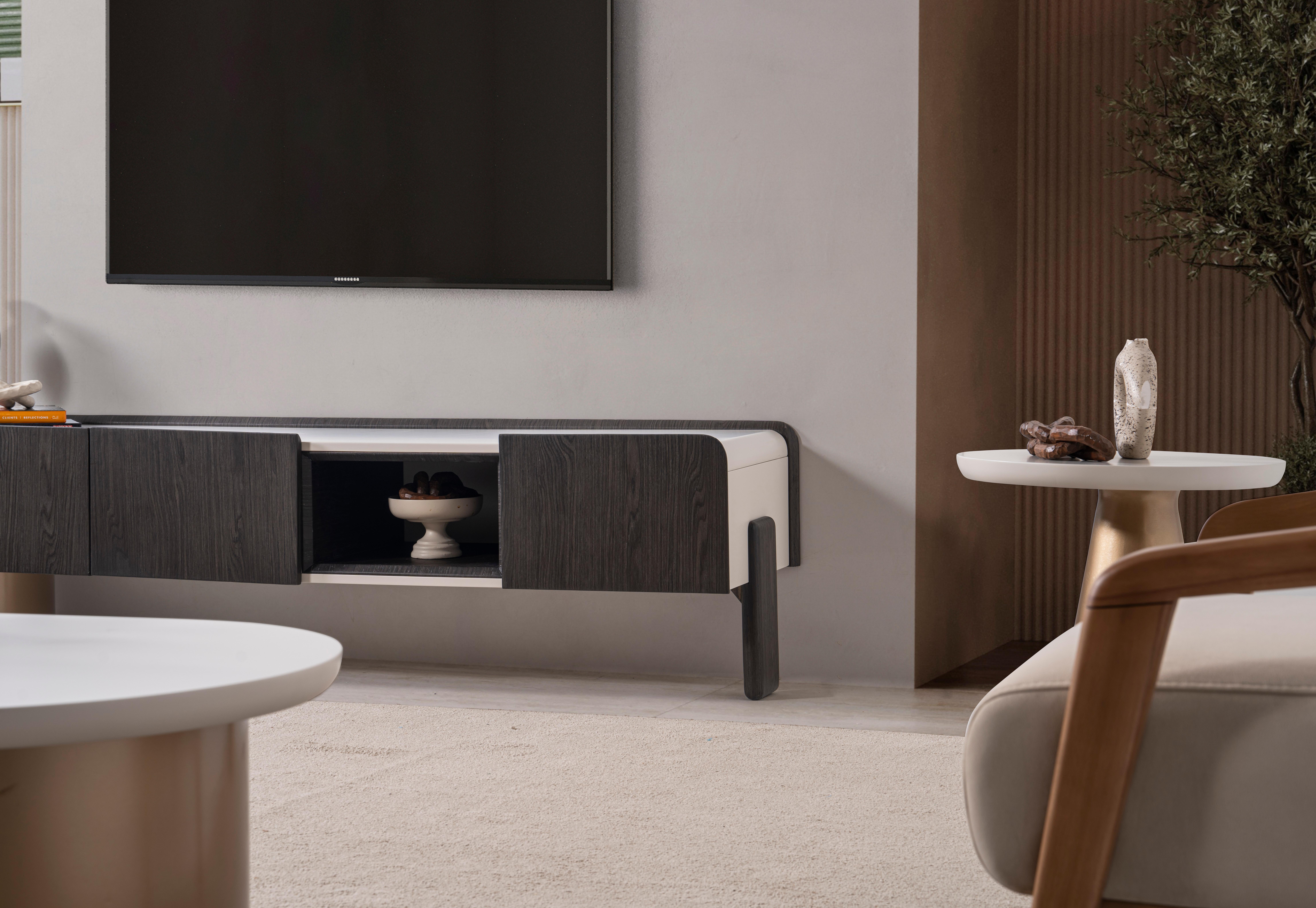 Le buffet Luna est conçu comme un meuble post-moderne. Il est conçu et fabriqué en 2024. 

Dimensions : 

Longueur : 82