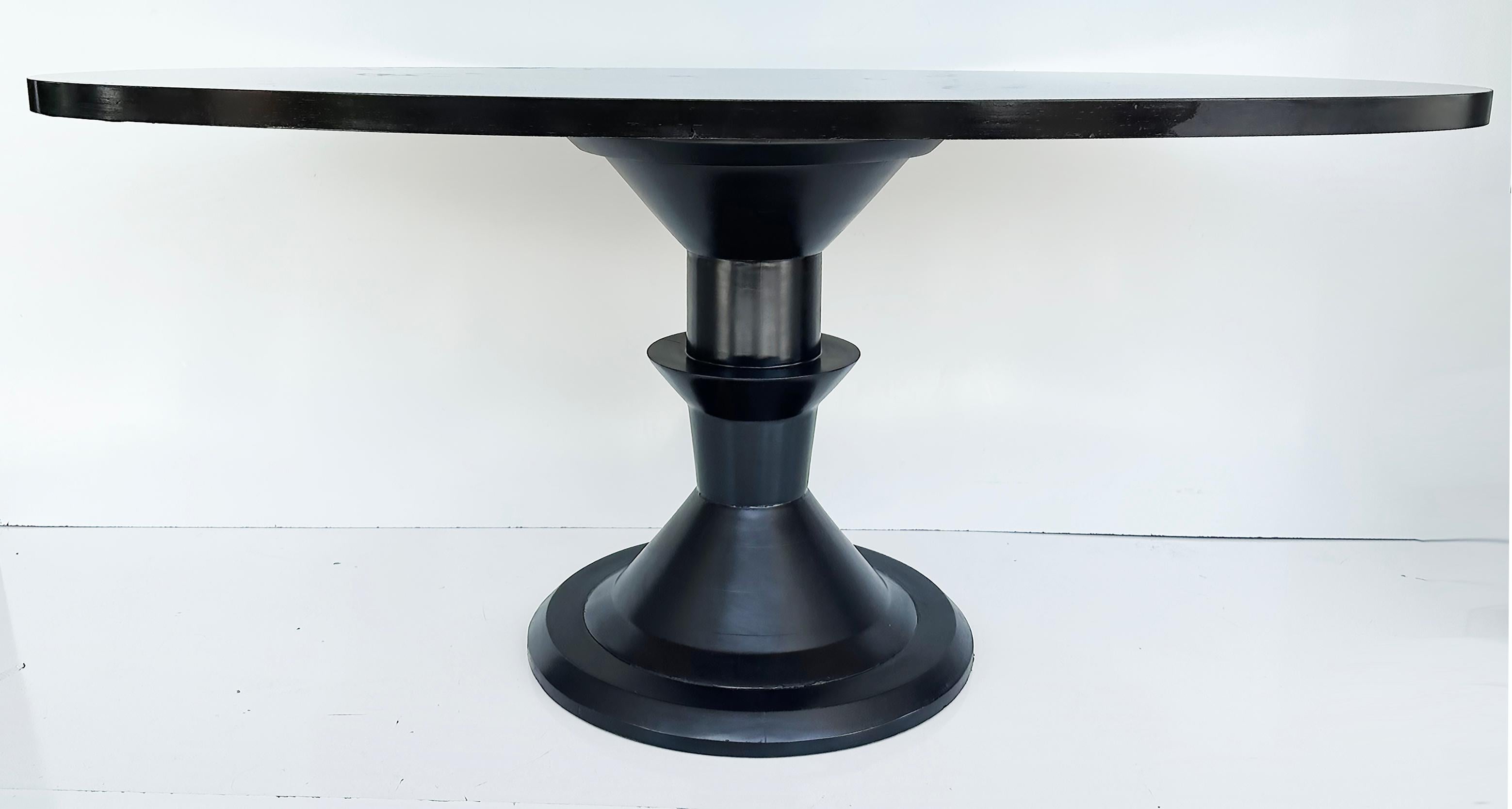 Postmoderner lackierter ovaler Esstisch mit gedrehtem skulpturalem Sockel

Zum Verkauf angeboten wird ein stilvoller postmoderner ovaler Esstisch aus den 1980er Jahren mit einem gedrechselten Holzfuß. Der obere Teil ist ein längliches Oval, das lang