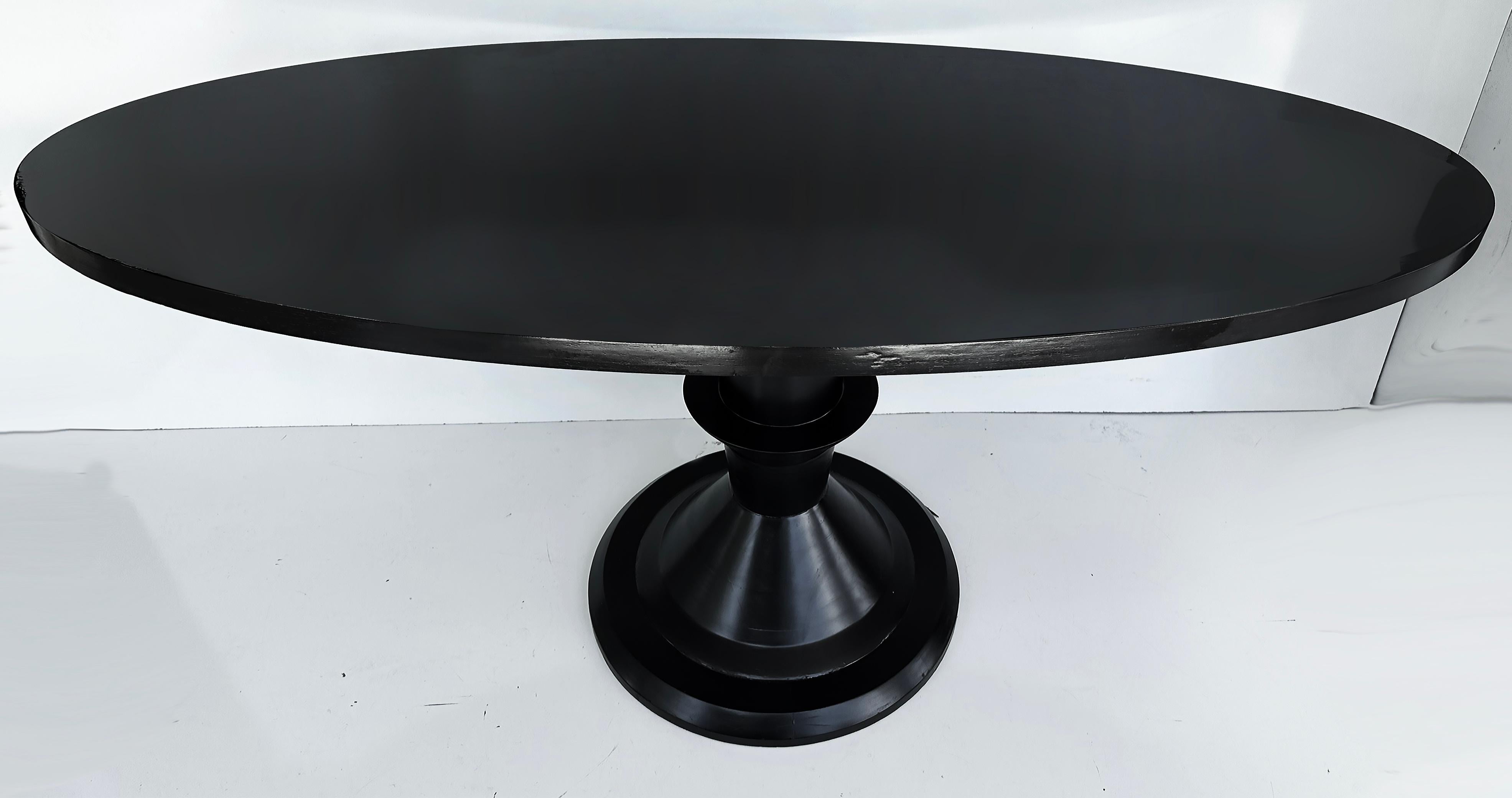 Postmoderne Ovale postmoderne  Table de salle à manger, base sculpturale sur piédestal tournée en vente