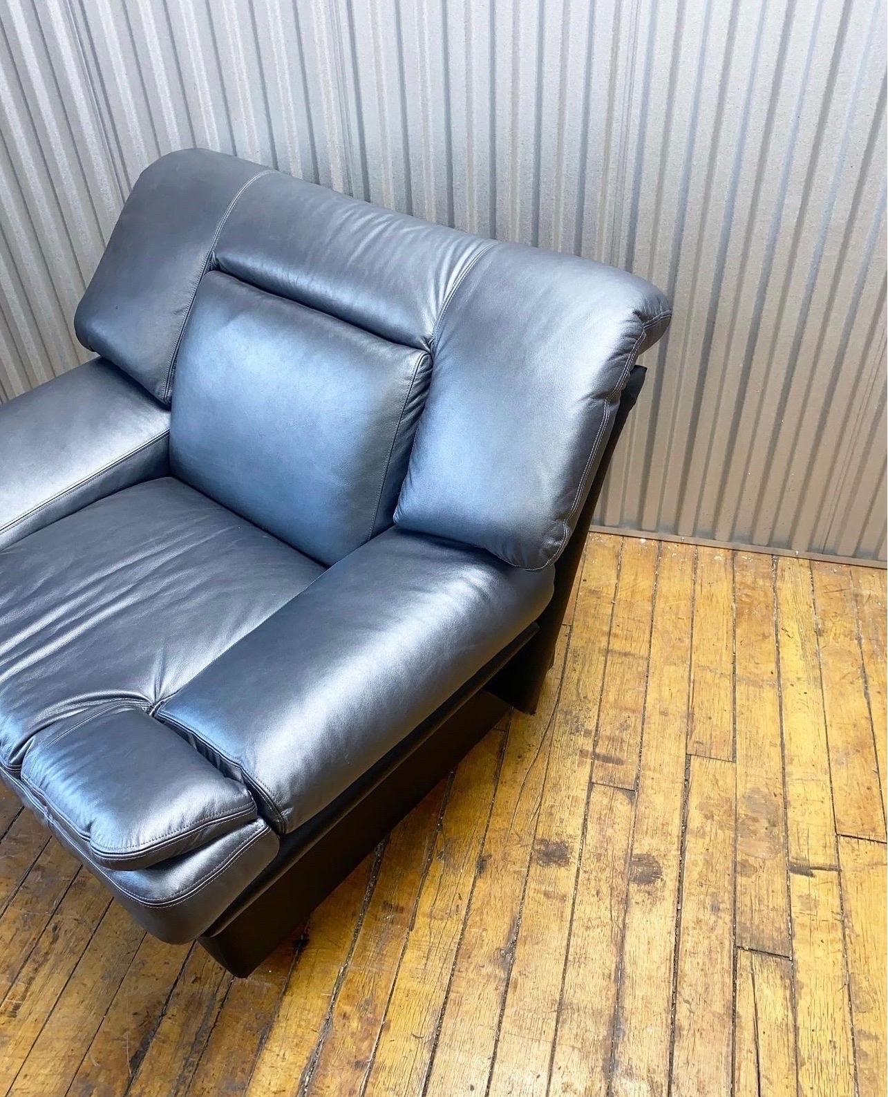 Late 20th Century Post Modern Oversized Genuine Leather Armchair by Nicoletti Salotti