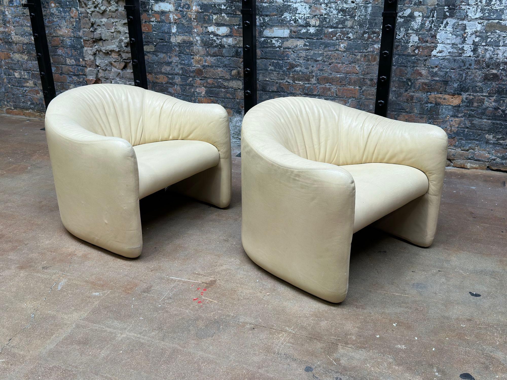 Post Modern Pair Leather Lounge Chairs by Metro, 1980 In Good Condition For Sale In Chicago, IL
