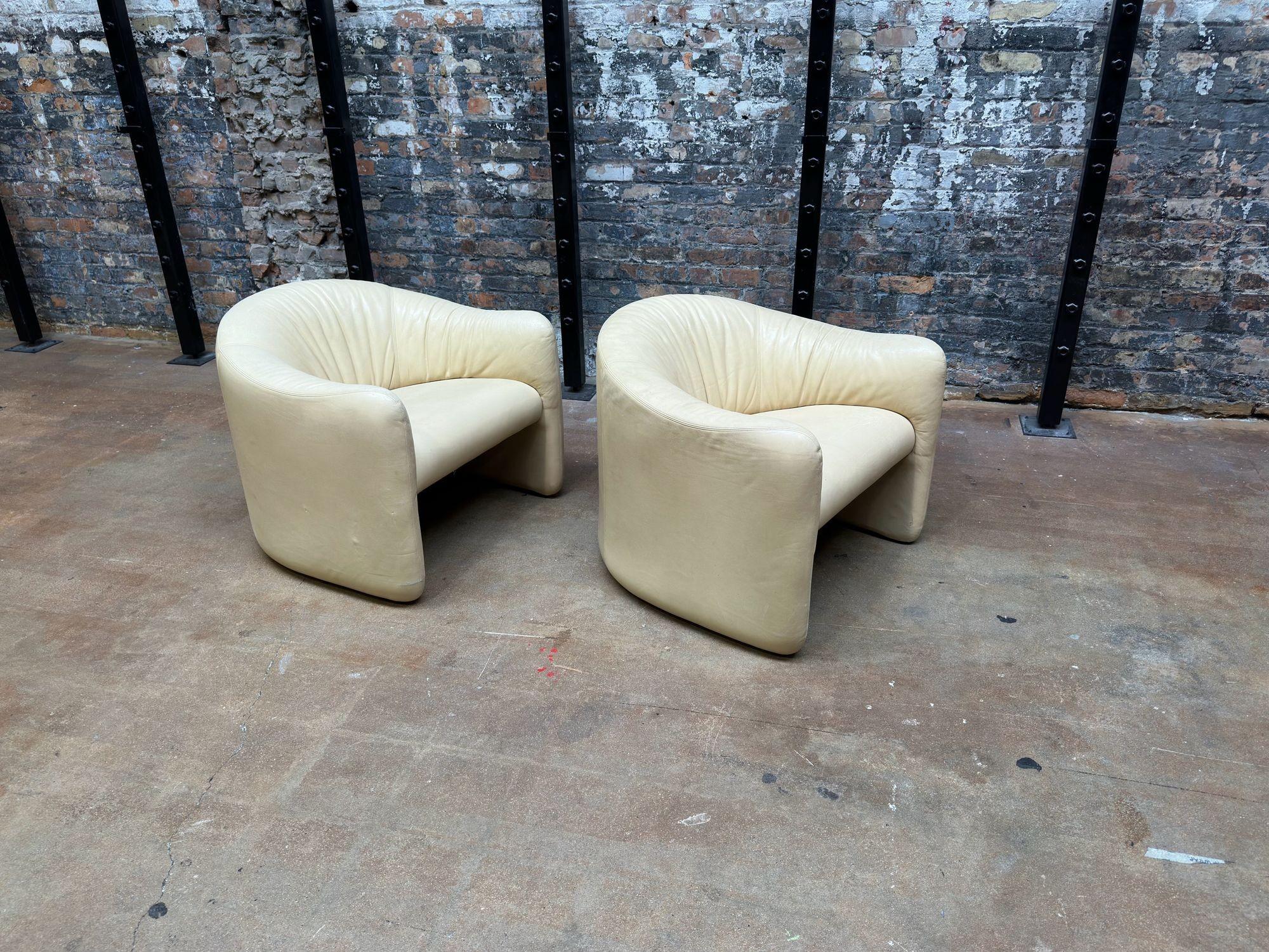 Late 20th Century Post Modern Pair Leather Lounge Chairs by Metro, 1980 For Sale
