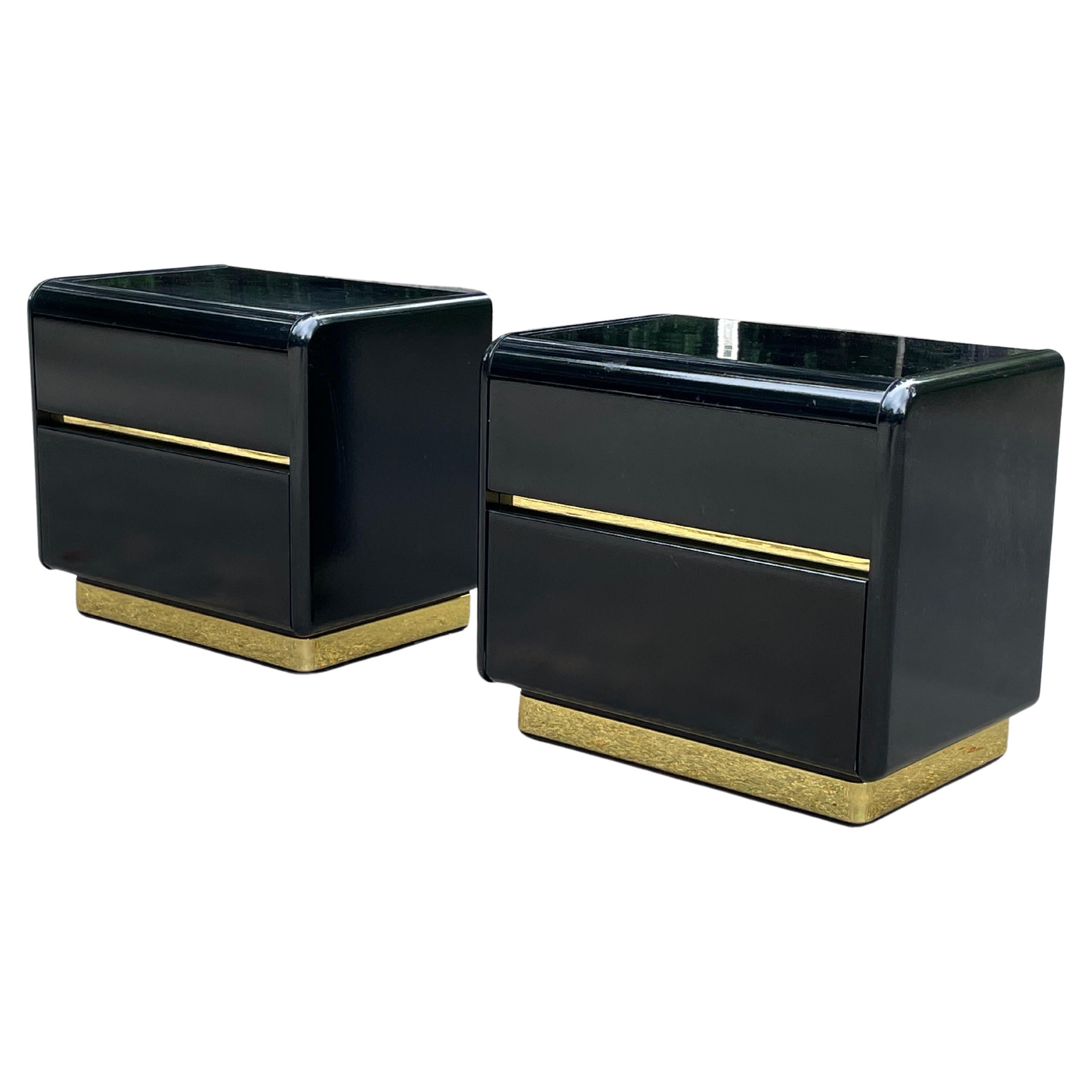 Post-Modern Pair of Black and Brass Lacquer 1980s Nightstands 4