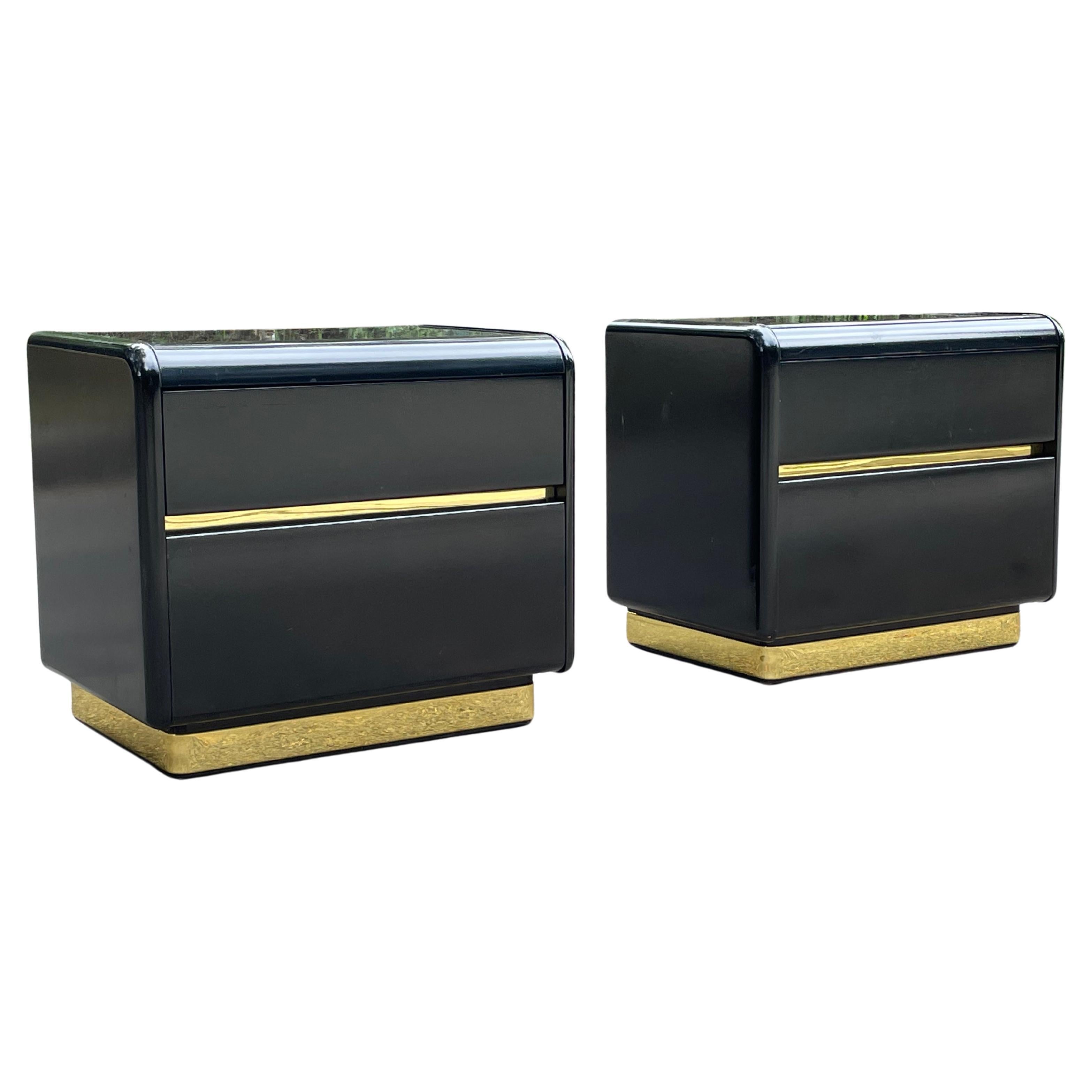Post-Modern Pair of Black and Brass Lacquer 1980s Nightstands 5