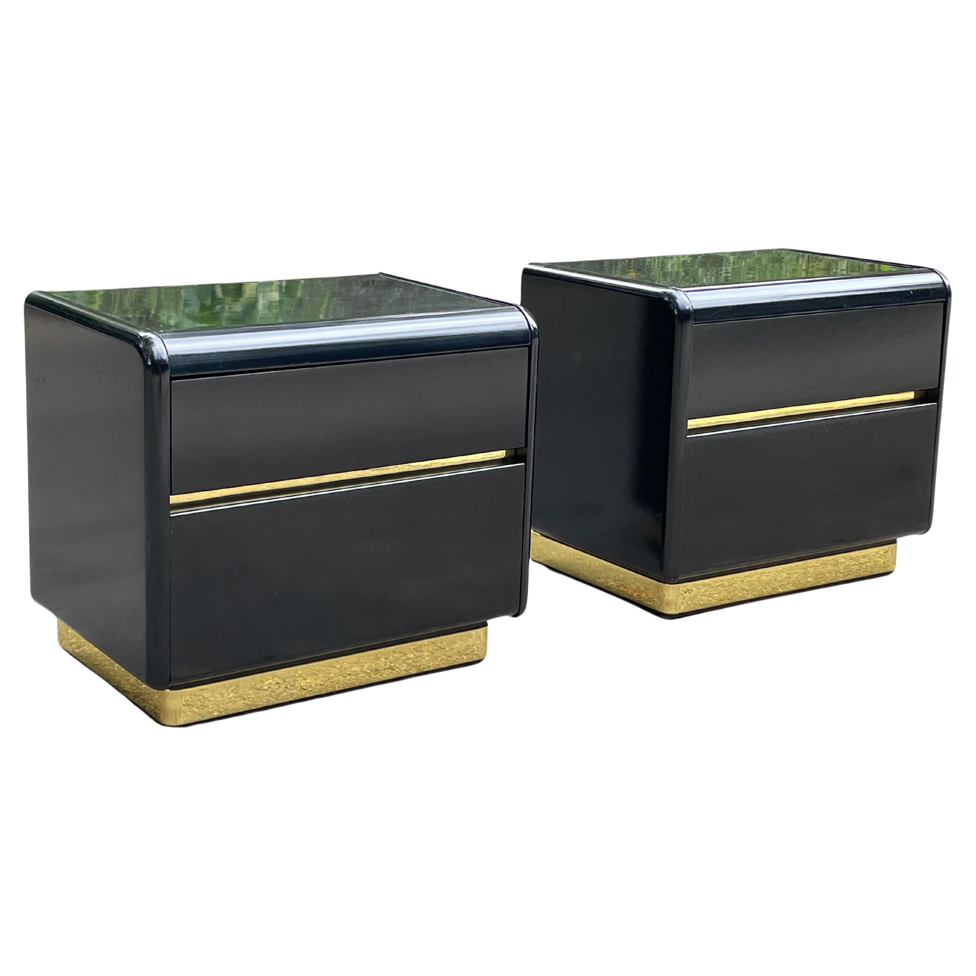 Post-Modern Pair of Black and Brass Lacquer 1980s Nightstands In Good Condition In Los Angeles, CA