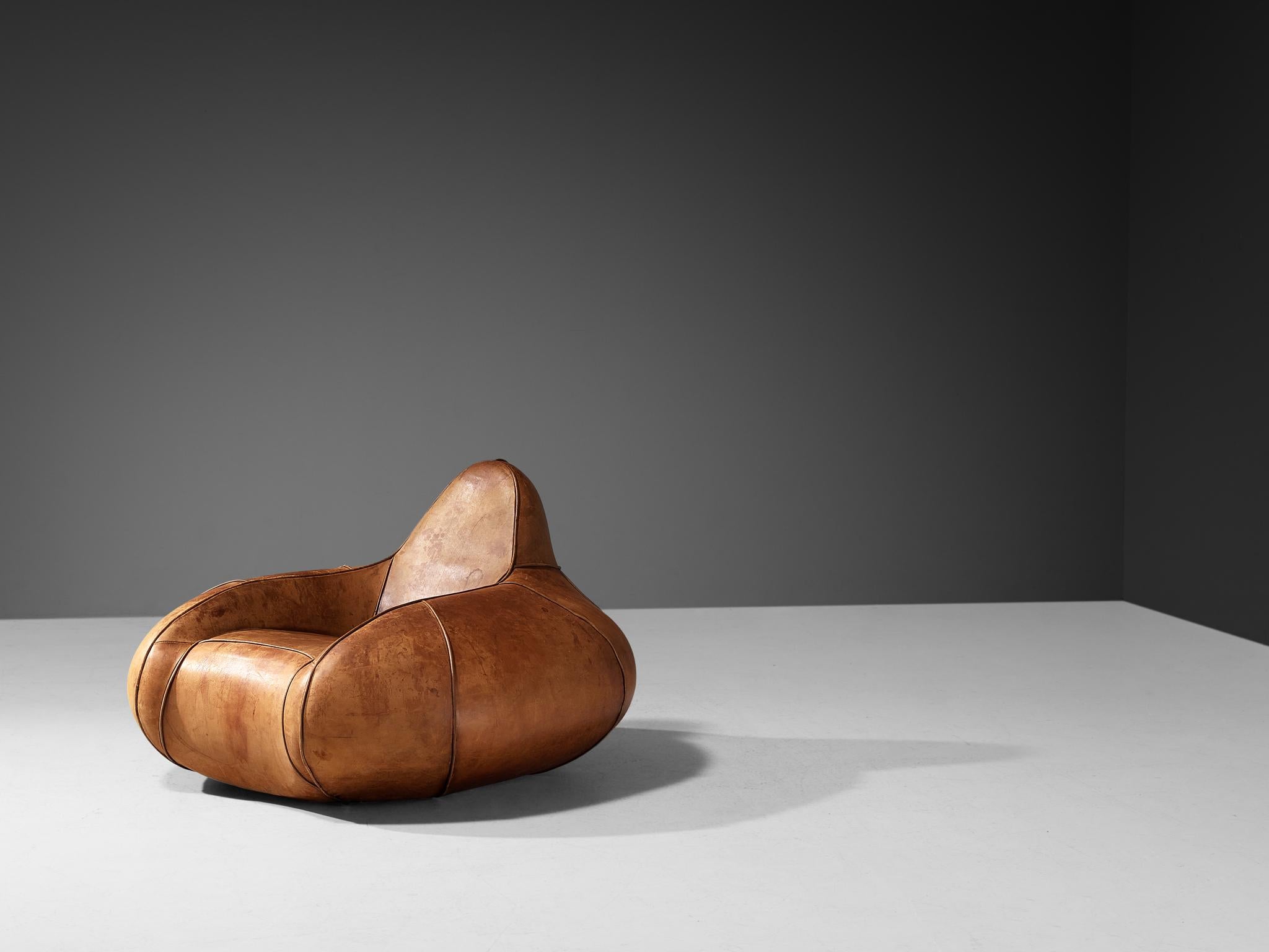 Postmodernes Paar bauchige Loungesessel in Cognacfarbenem Leder in Cognac im Angebot 10