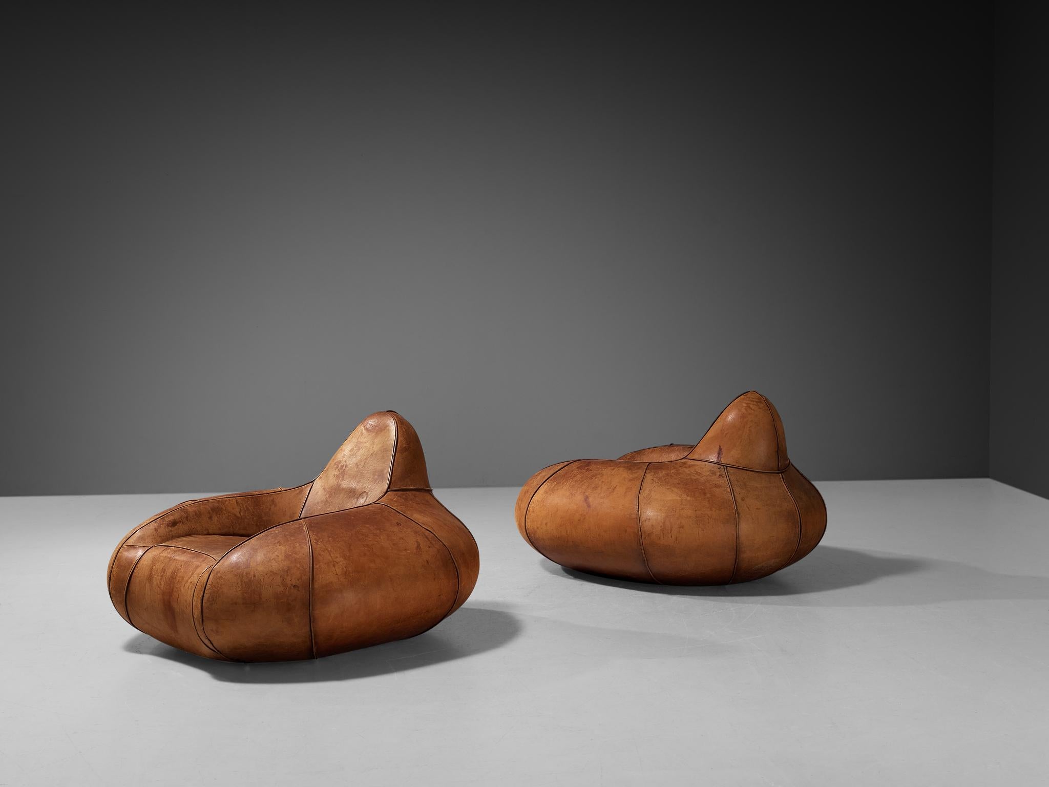 Paar Loungesessel, Leder, Europa, 1970er Jahre

Ein außergewöhnliches Design mit voluminösen Kurven und abgerundeten Konturen, die durch sorgfältige Nähte akzentuiert werden. Das Design dieser Stühle ähnelt skulpturalen Formen, mit einem weichen,