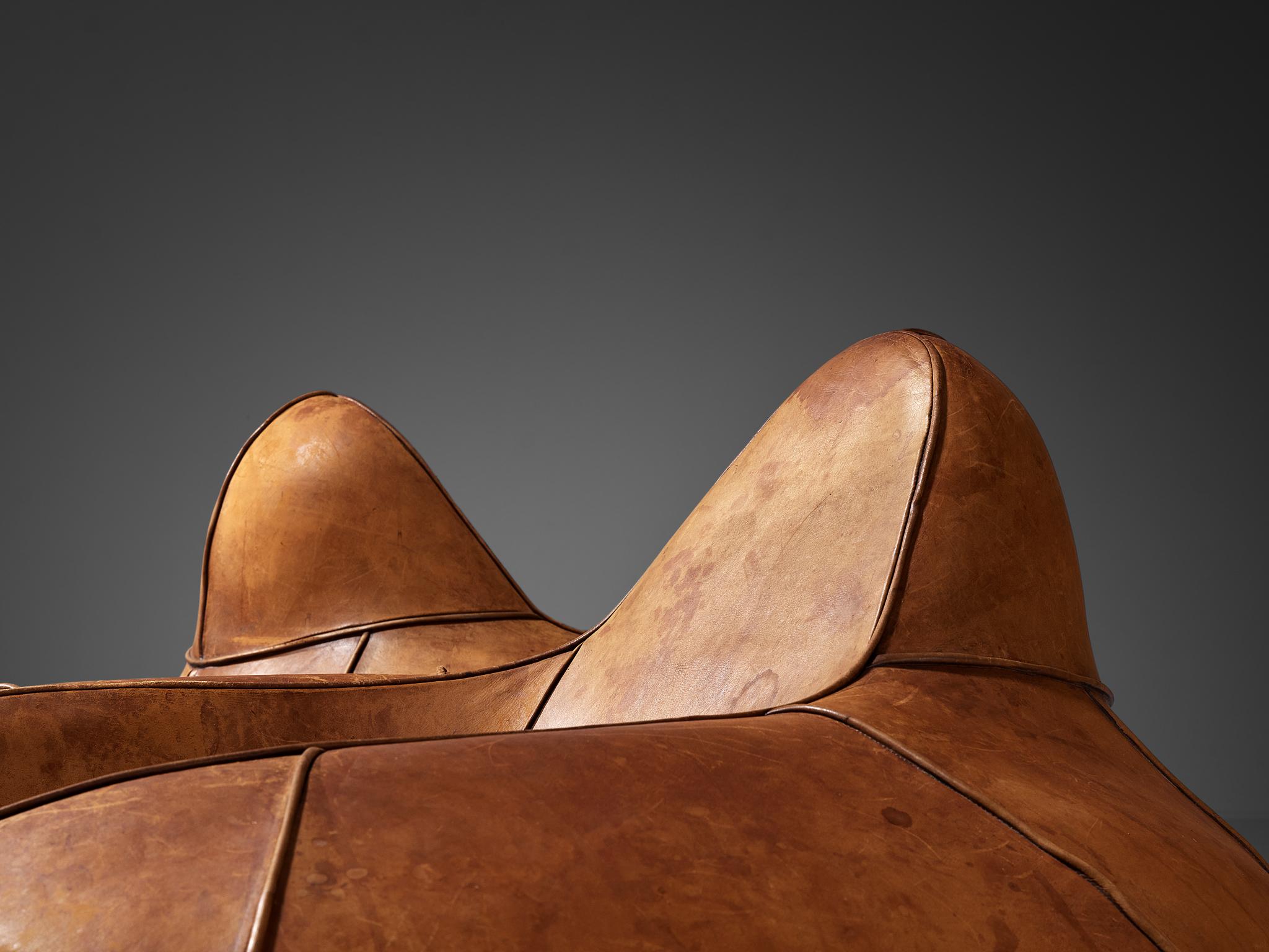 Postmodernes Paar bauchige Loungesessel in Cognacfarbenem Leder in Cognac im Angebot 2