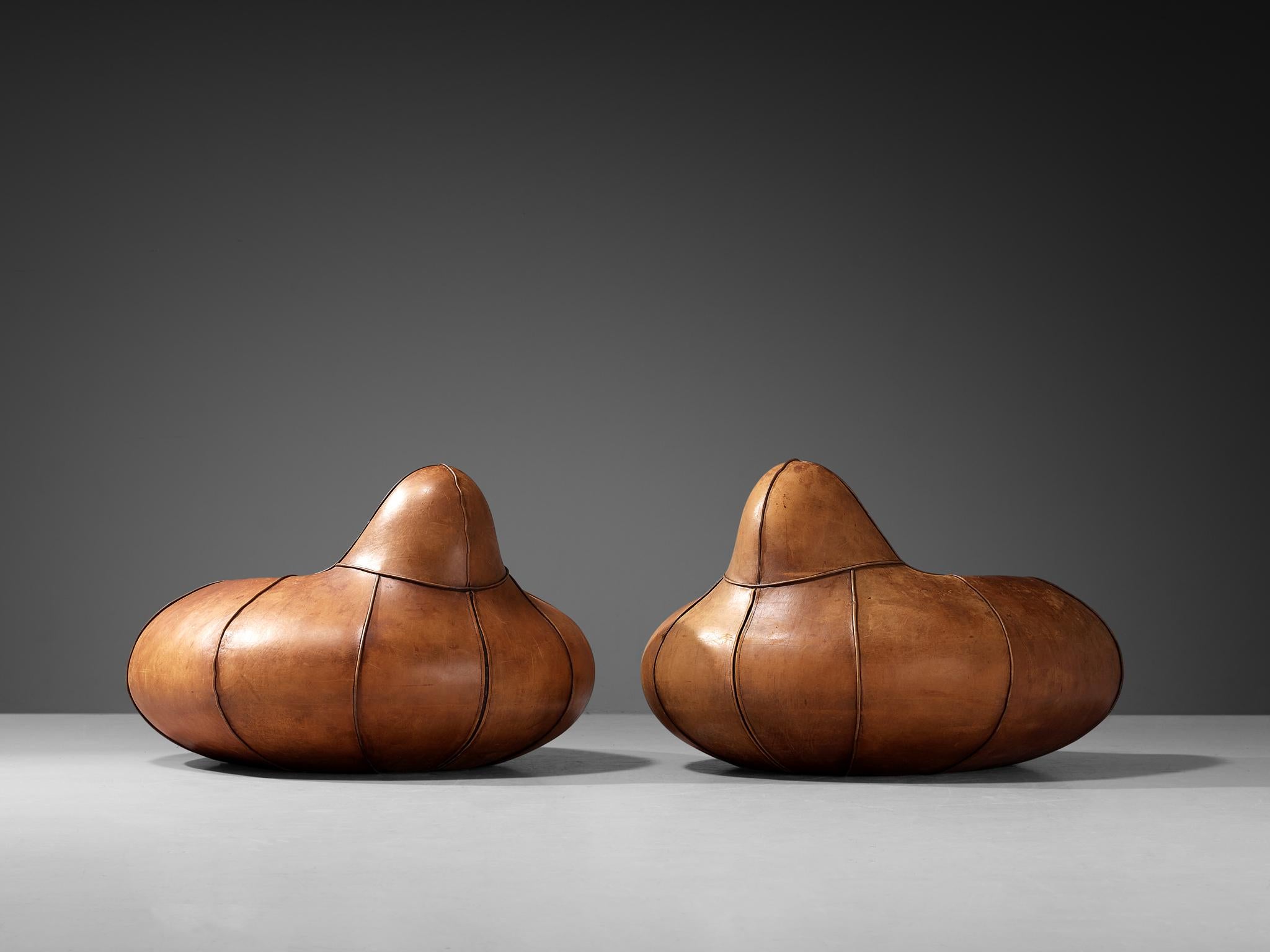 Postmodernes Paar bauchige Loungesessel in Cognacfarbenem Leder in Cognac im Angebot 3