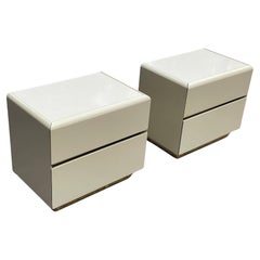 Coppia di comodini post-moderni degli anni '80 in laccato crema e ottone