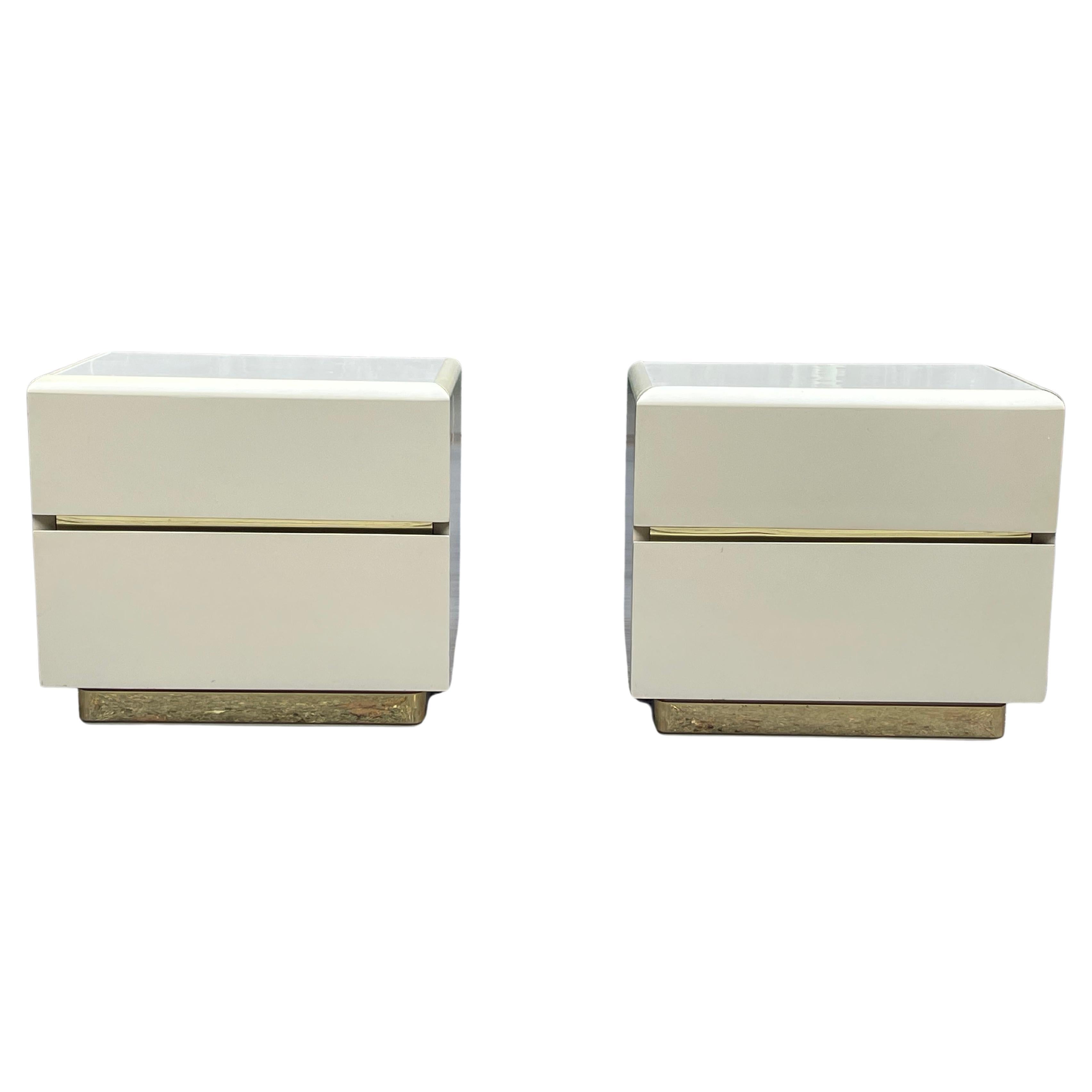 Mid-Century Modern Post-Modern Pair of Cream and Brass Lacquer 1980s Nightstands For Sale