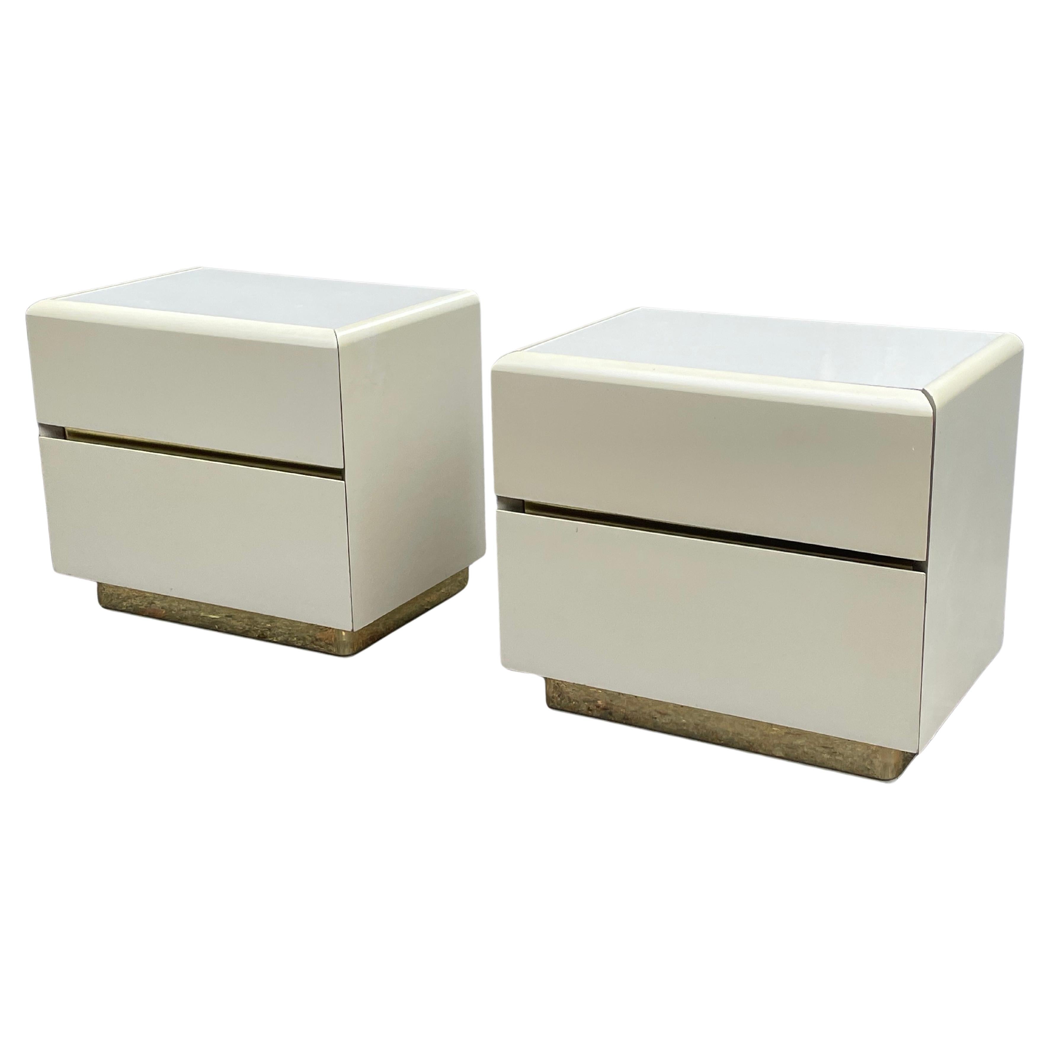 American Post-Modern Pair of Cream and Brass Lacquer 1980s Nightstands For Sale