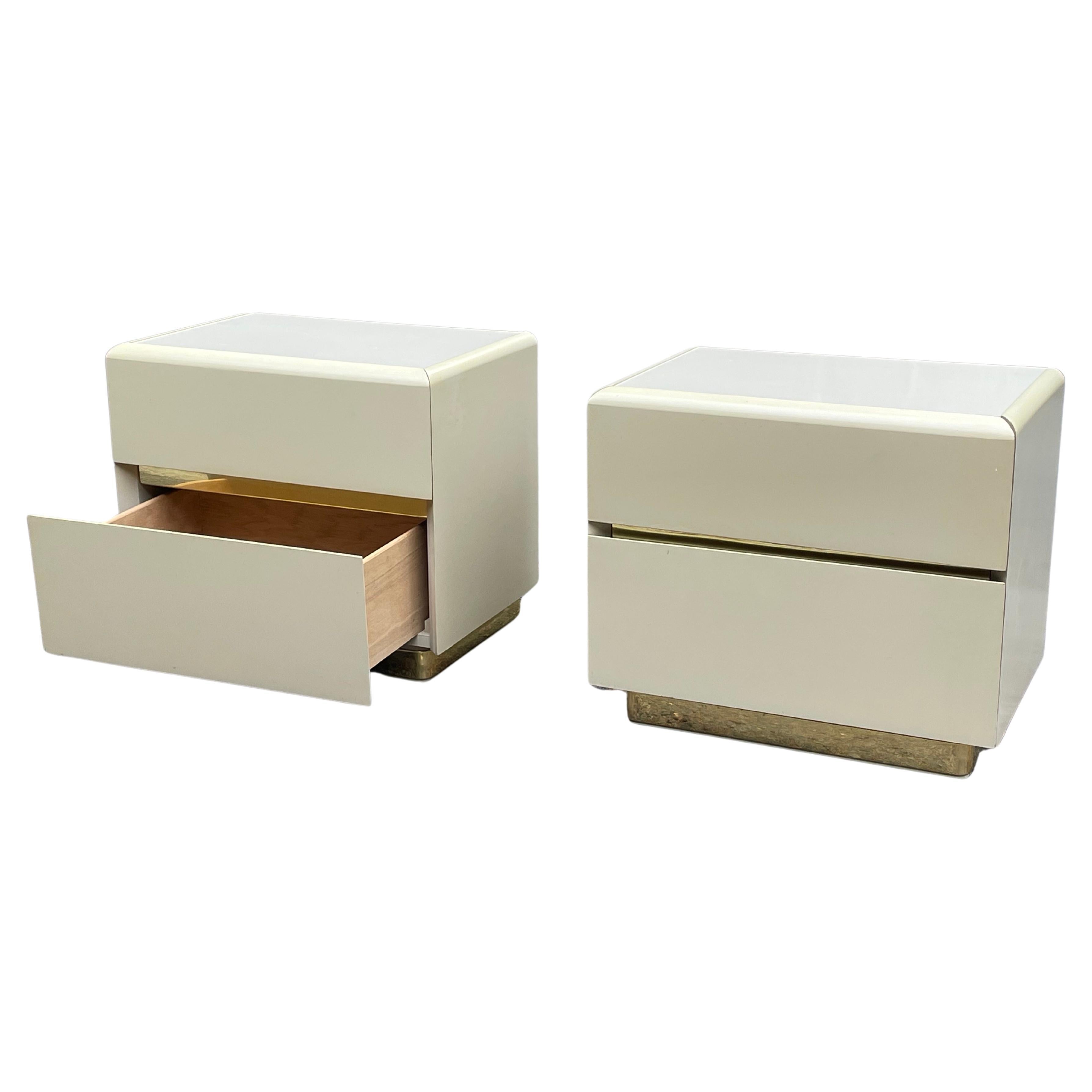 Post-Modern Pair of Cream and Brass Lacquer 1980s Nightstands In Good Condition For Sale In Los Angeles, CA