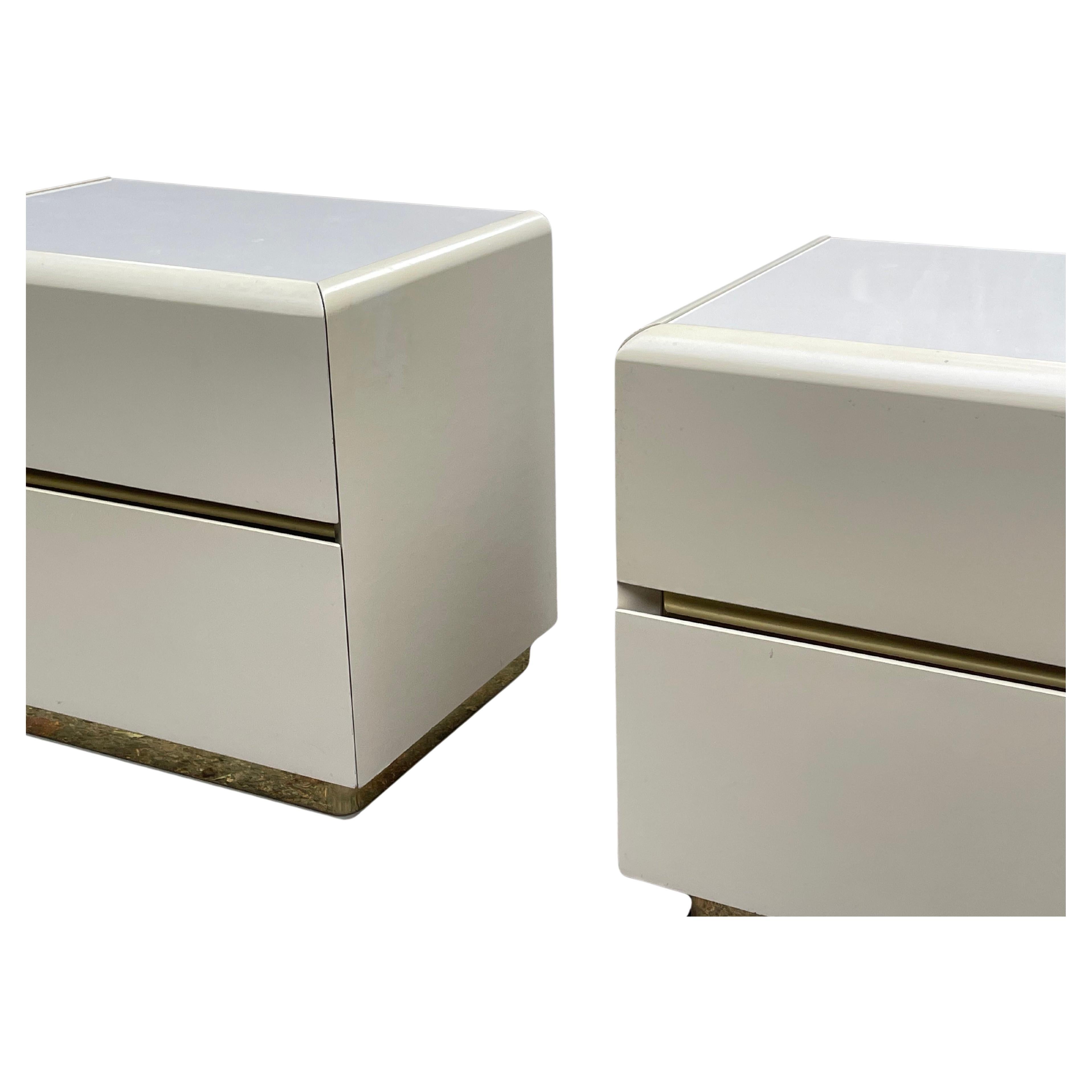 Late 20th Century Post-Modern Pair of Cream and Brass Lacquer 1980s Nightstands For Sale