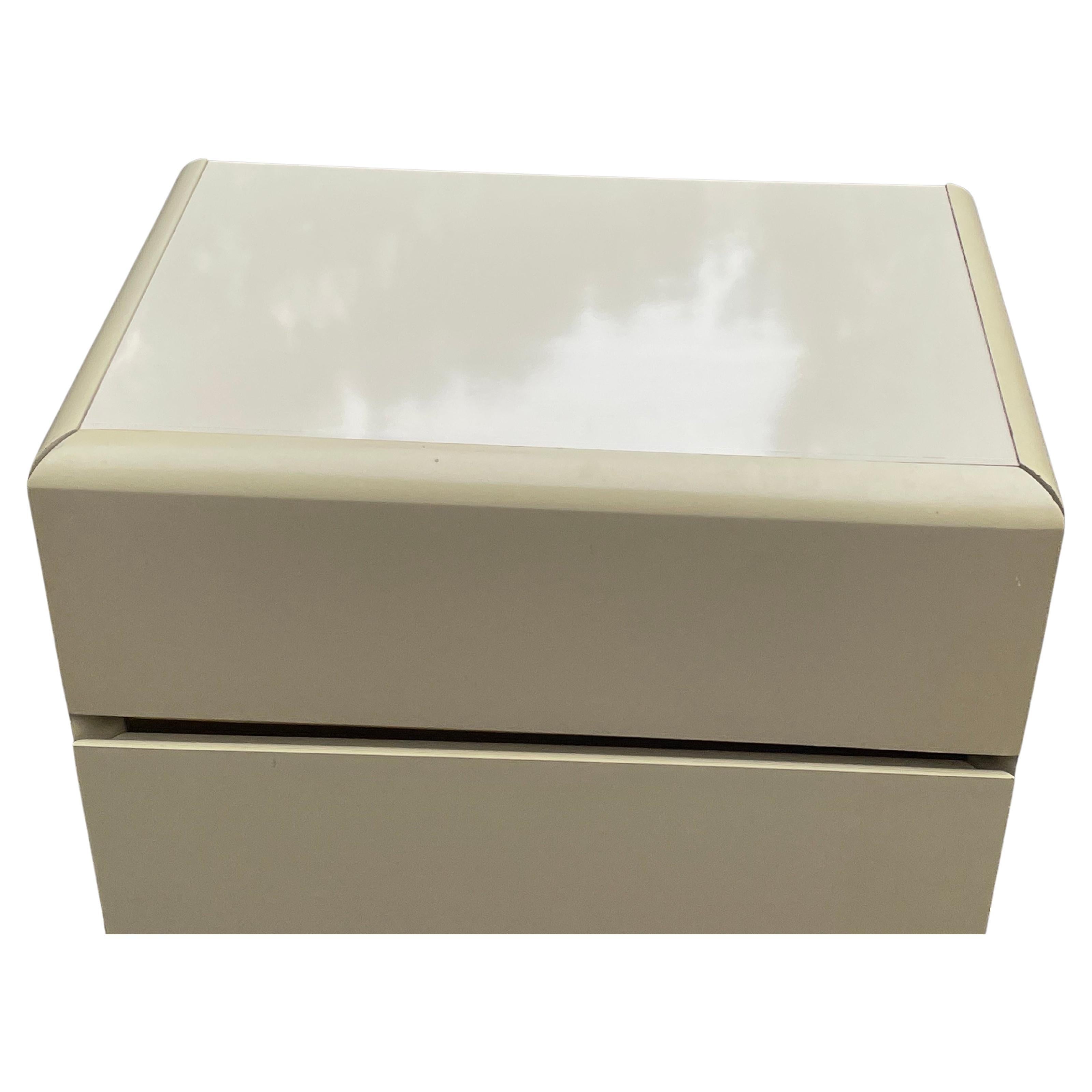 Post-Modern Pair of Cream and Brass Lacquer 1980s Nightstands For Sale 2