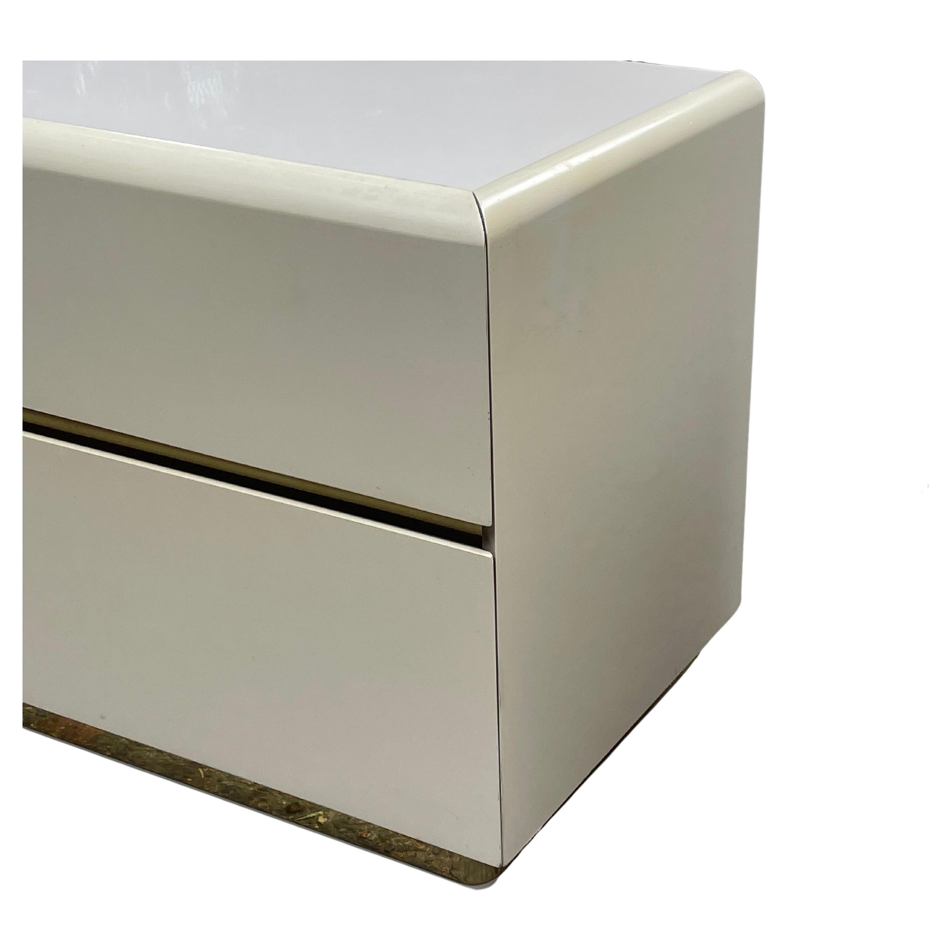 Post-Modern Pair of Cream and Brass Lacquer 1980s Nightstands For Sale 3