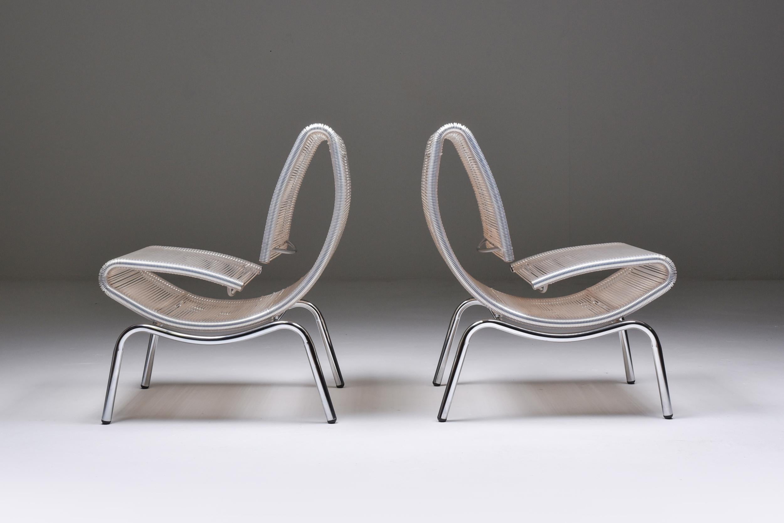 Européen Paire de fauteuils postmodernes en chrome et fil de plastique, années 1960 en vente