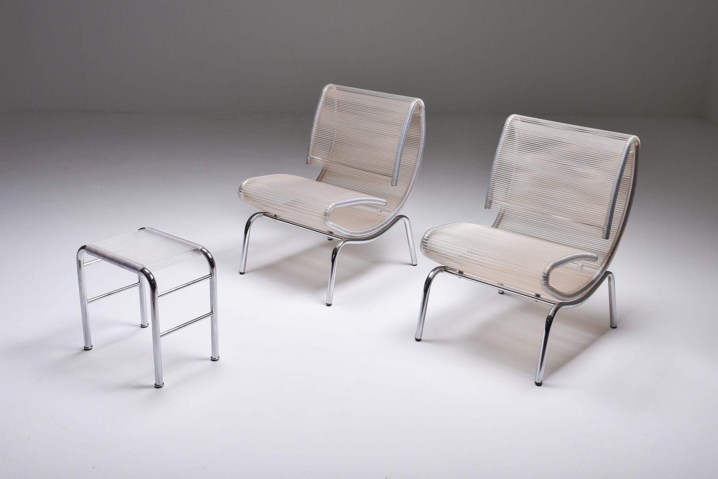 Chrome Paire de fauteuils postmodernes en chrome et fil de plastique, années 1960 en vente