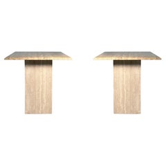 Paire de guéridons italiens en travertin de style postmoderne