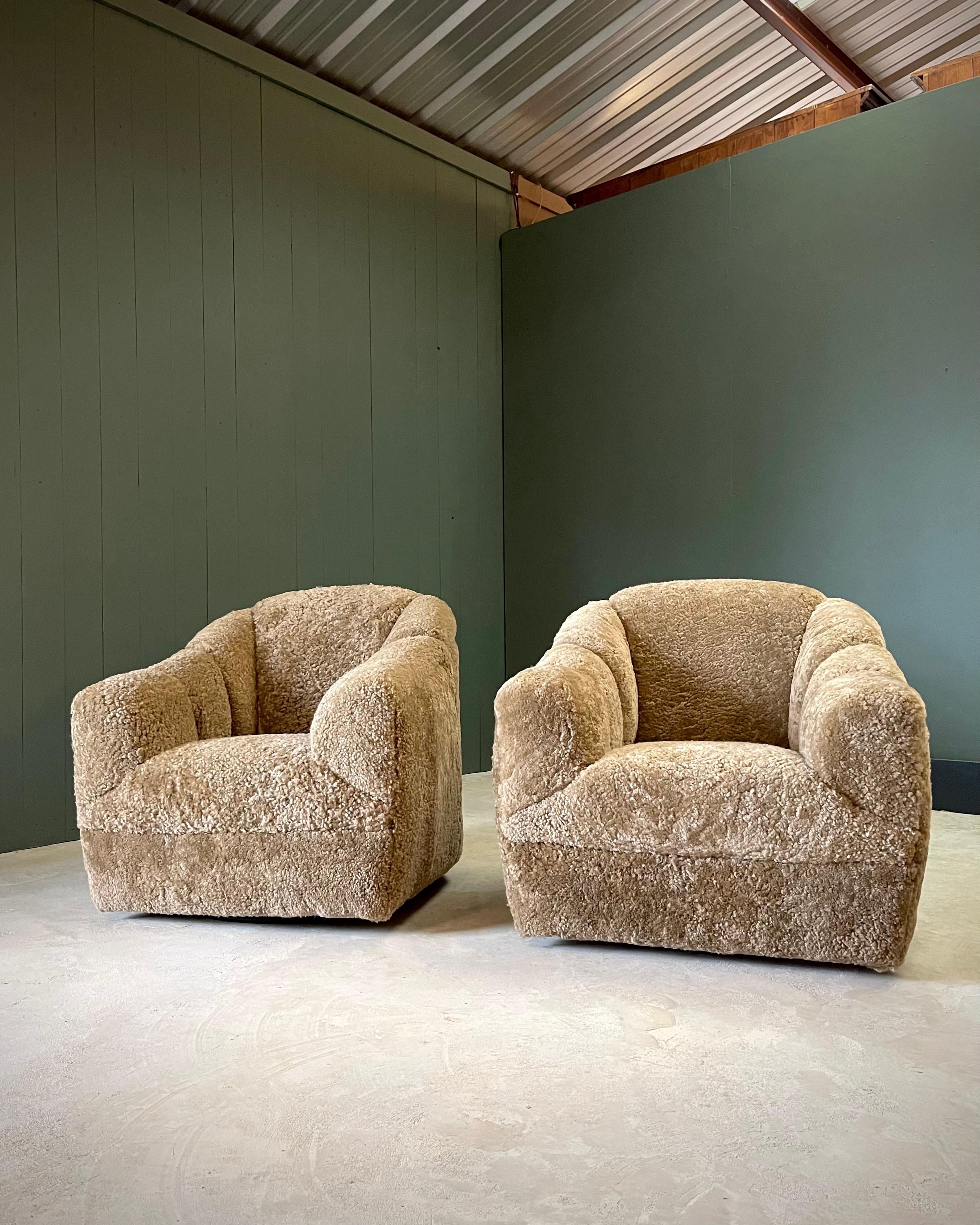 Ein auffälliges Paar drehbarer Loungesessel, gepolstert mit ultraweichem echtem Schafsleder in einem satten Butterscotch-Farbton. Diese Stühle erinnern an Milo Baughmans ikonische Silhouetten und verbinden die Eleganz der Jahrhundertmitte mit einem