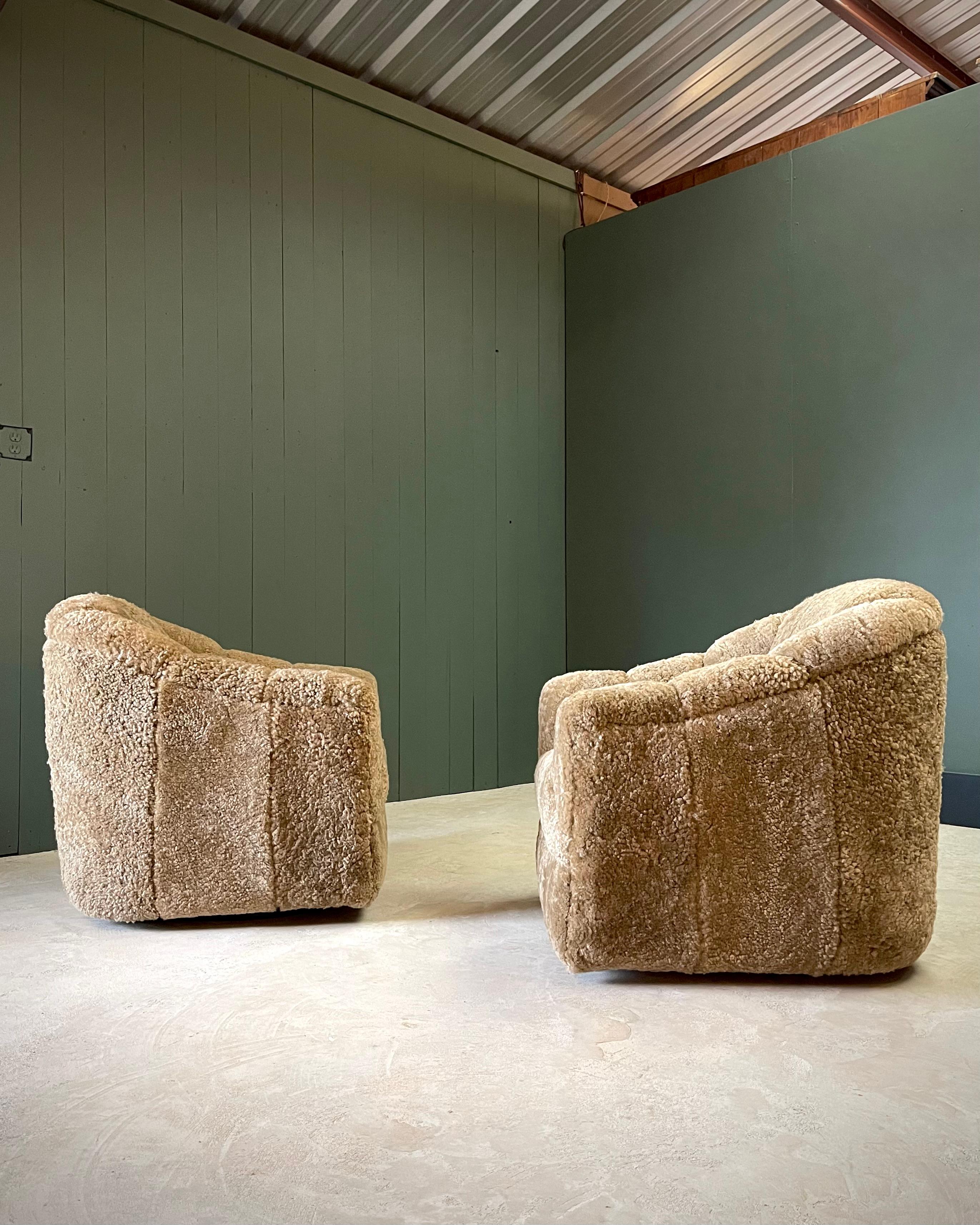 Post Modern Pair Sheepskin Swivel Chairs- Shearling Channel Back Milo Baughman (Postmoderne) im Angebot