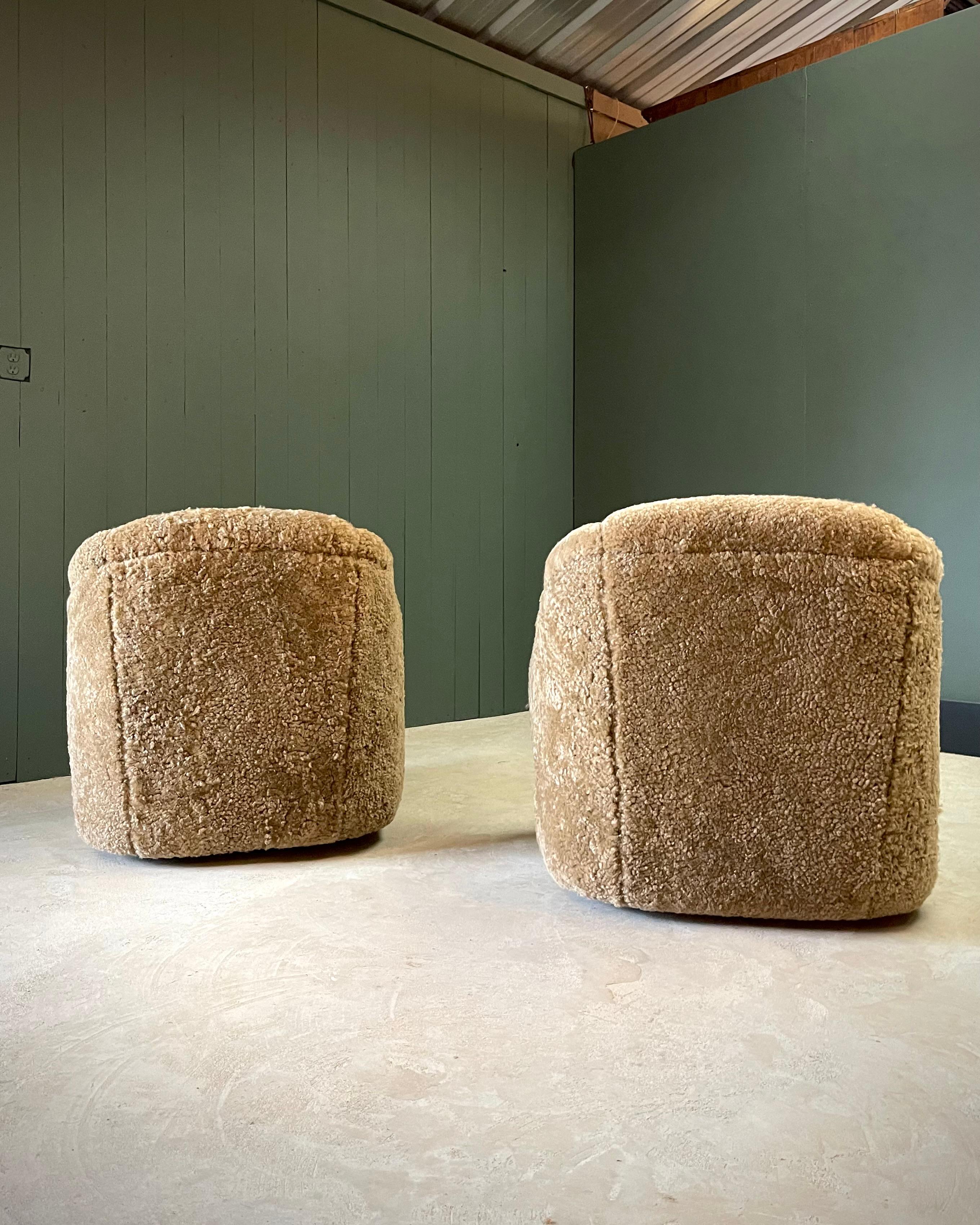 Post Modern Pair Sheepskin Swivel Chairs- Shearling Channel Back Milo Baughman (Unbekannt) im Angebot