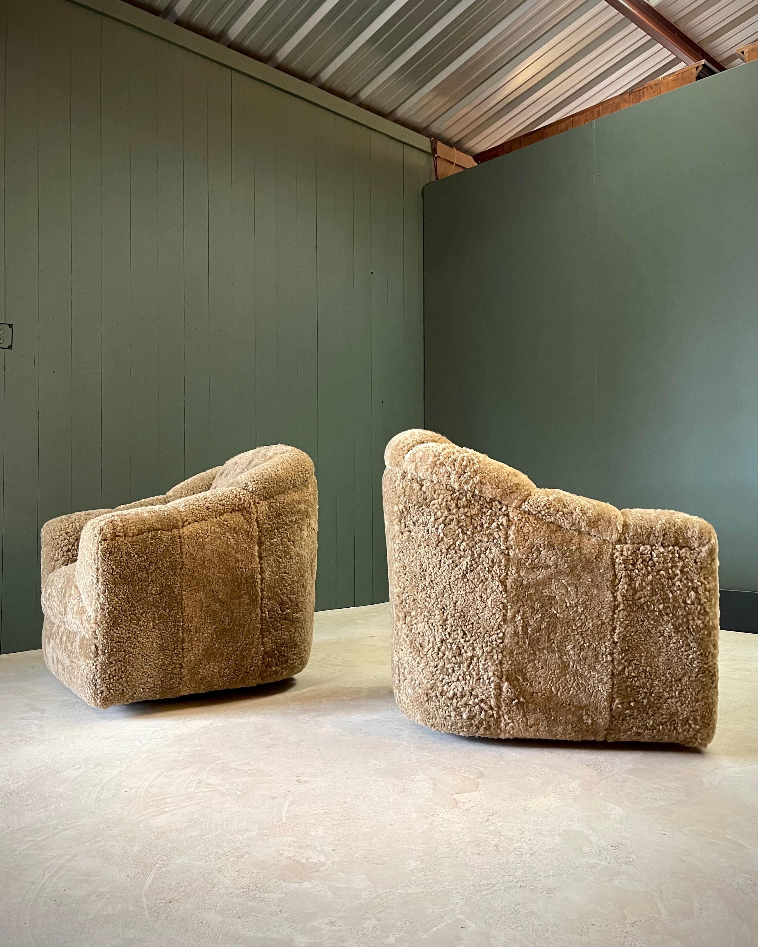 Post Modern Pair Sheepskin Swivel Chairs- Shearling Channel Back Milo Baughman im Zustand „Gut“ im Angebot in Mckinney, TX