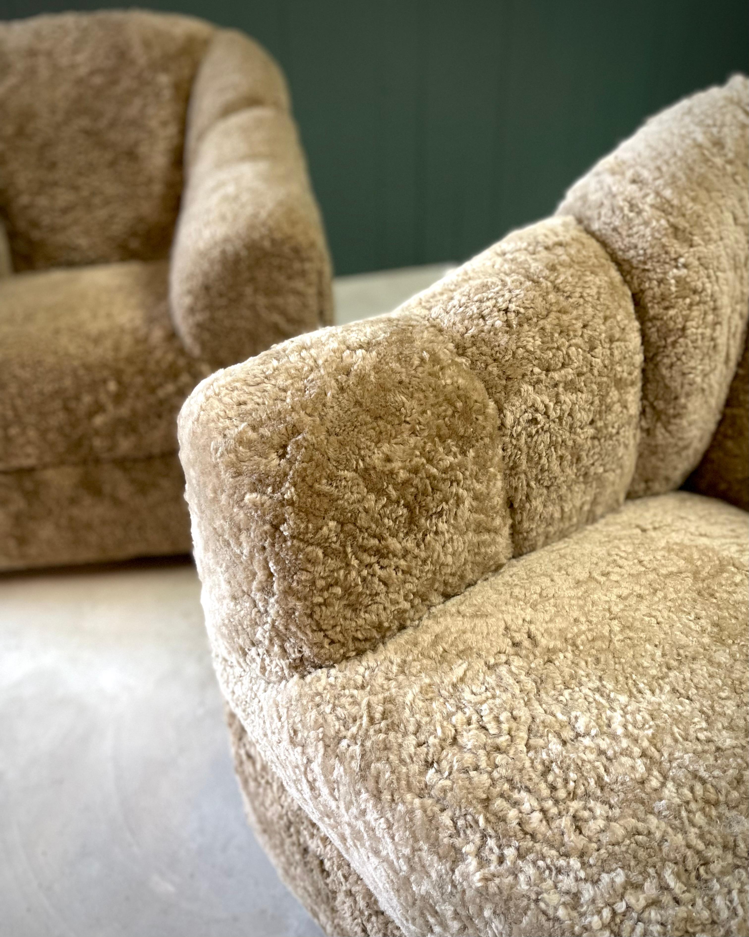 Post Modern Pair Sheepskin Swivel Chairs- Shearling Channel Back Milo Baughman (20. Jahrhundert) im Angebot