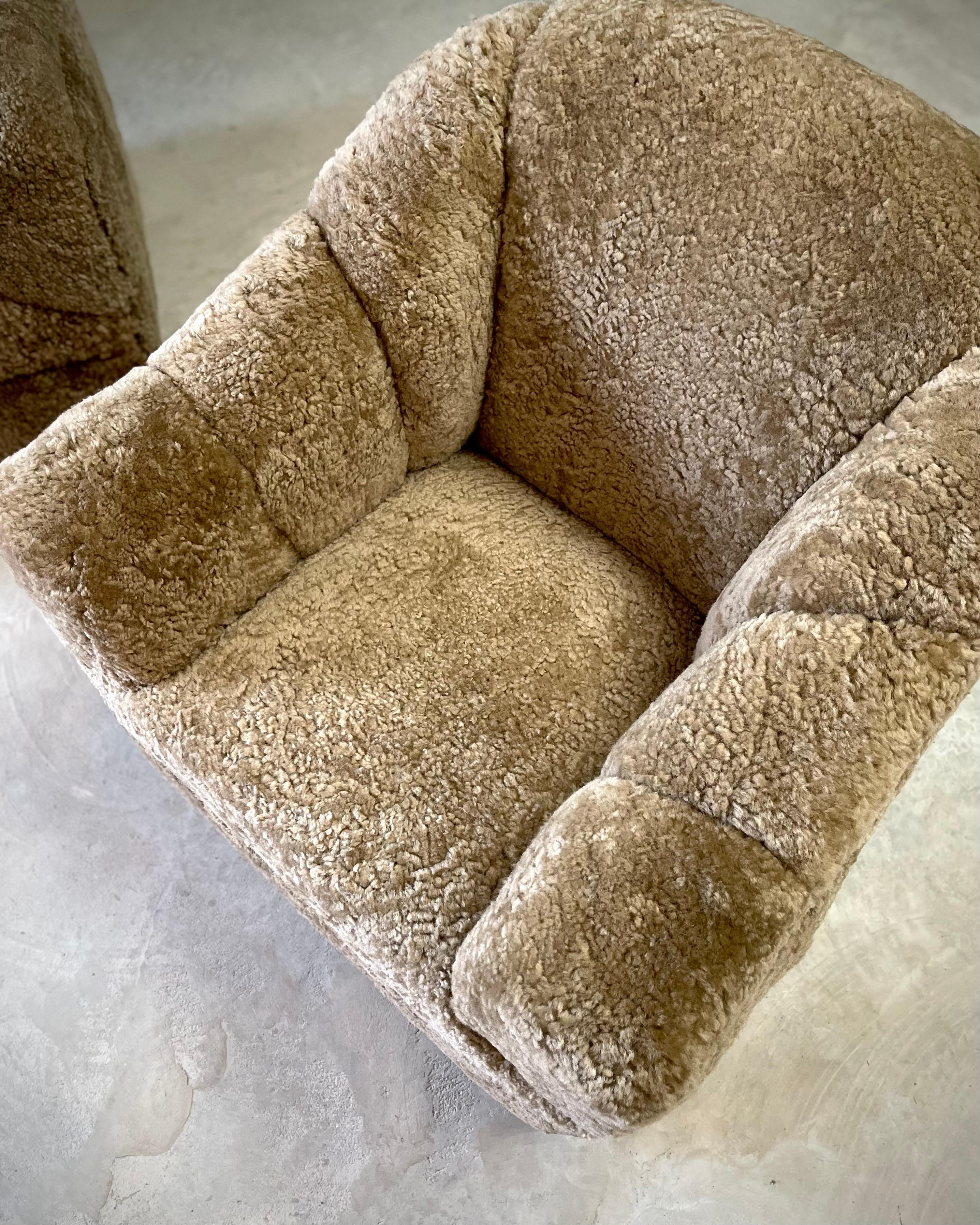 Post Modern Pair Sheepskin Swivel Chairs- Shearling Channel Back Milo Baughman (Schaffell und Schafleder) im Angebot