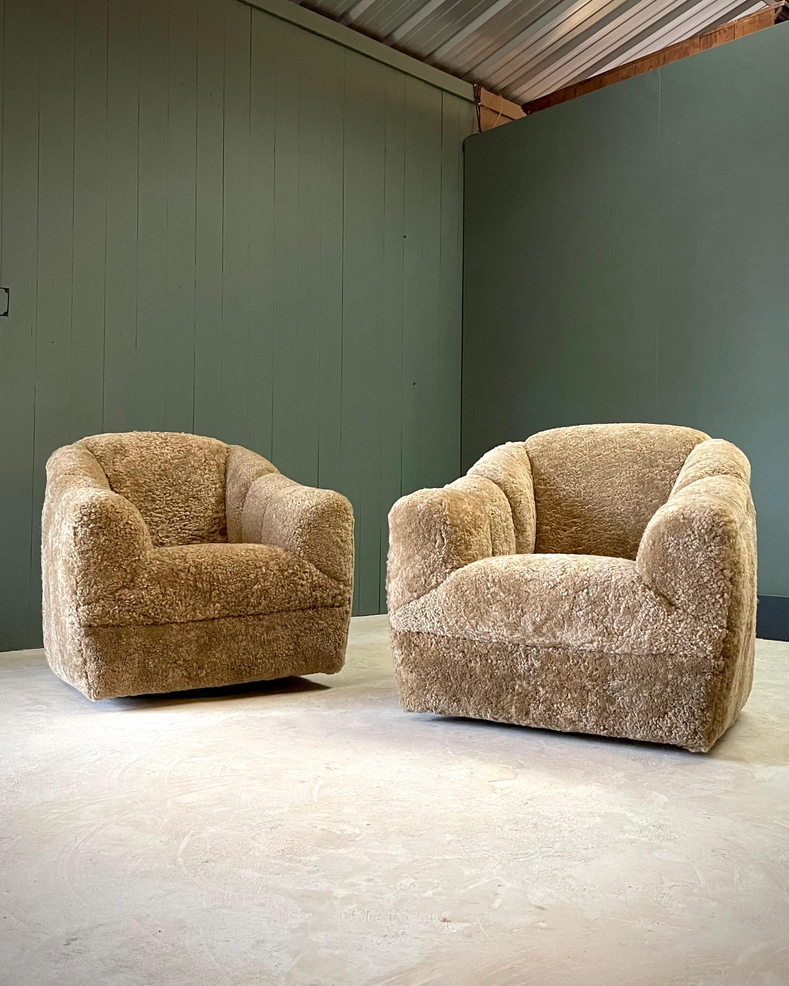 Post Modern Pair Sheepskin Swivel Chairs- Shearling Channel Back Milo Baughman im Angebot 1