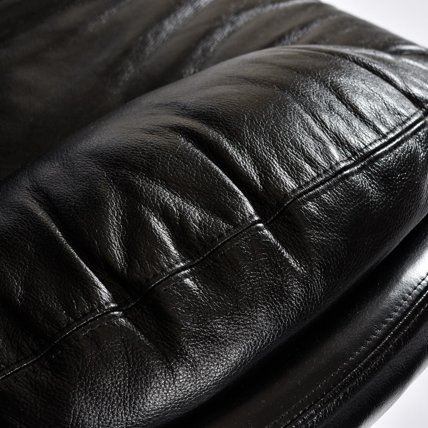  The Modernity Pedestal Base Black Leather Swivel Pod Chairs by Jaymar of Canada (en anglais seulement) en vente 3