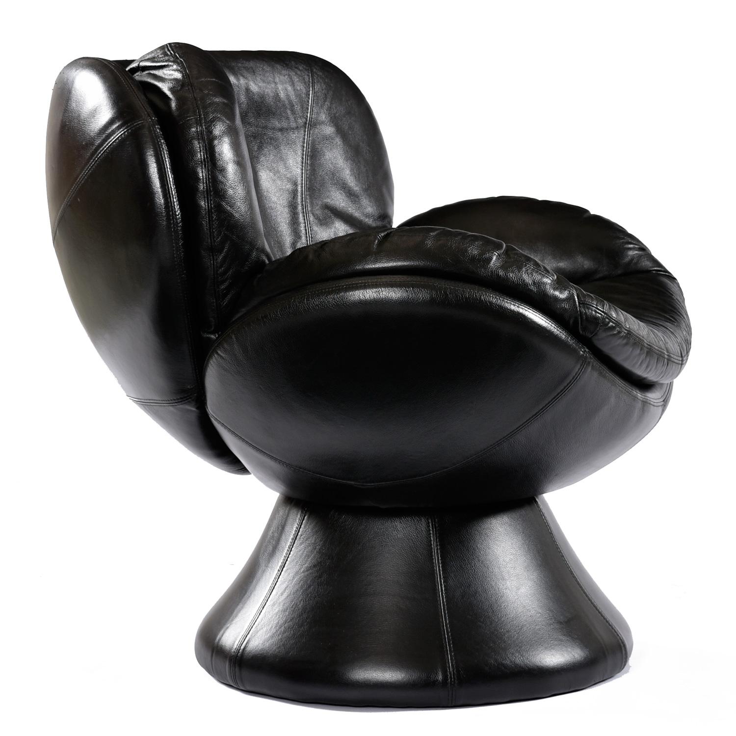 Postmoderne  The Modernity Pedestal Base Black Leather Swivel Pod Chairs by Jaymar of Canada (en anglais seulement) en vente