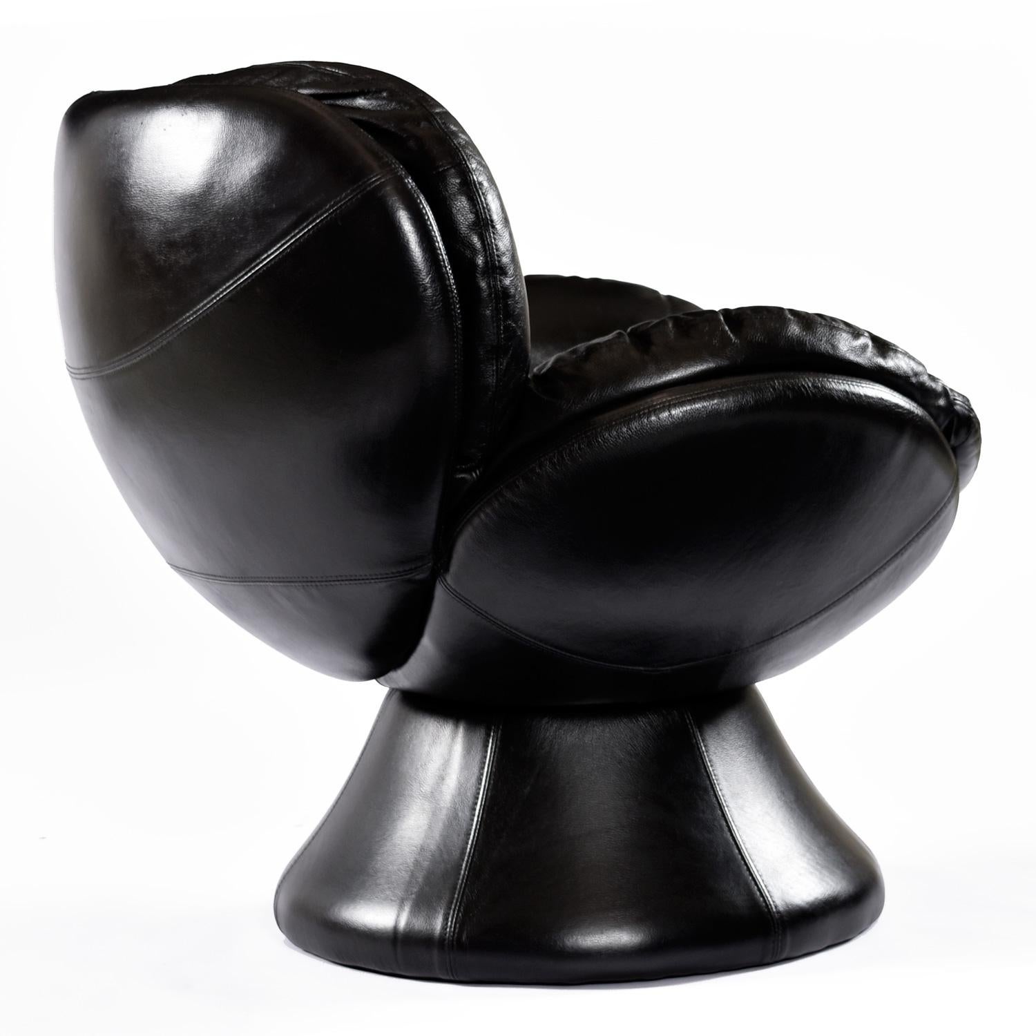 XXIe siècle et contemporain  The Modernity Pedestal Base Black Leather Swivel Pod Chairs by Jaymar of Canada (en anglais seulement) en vente