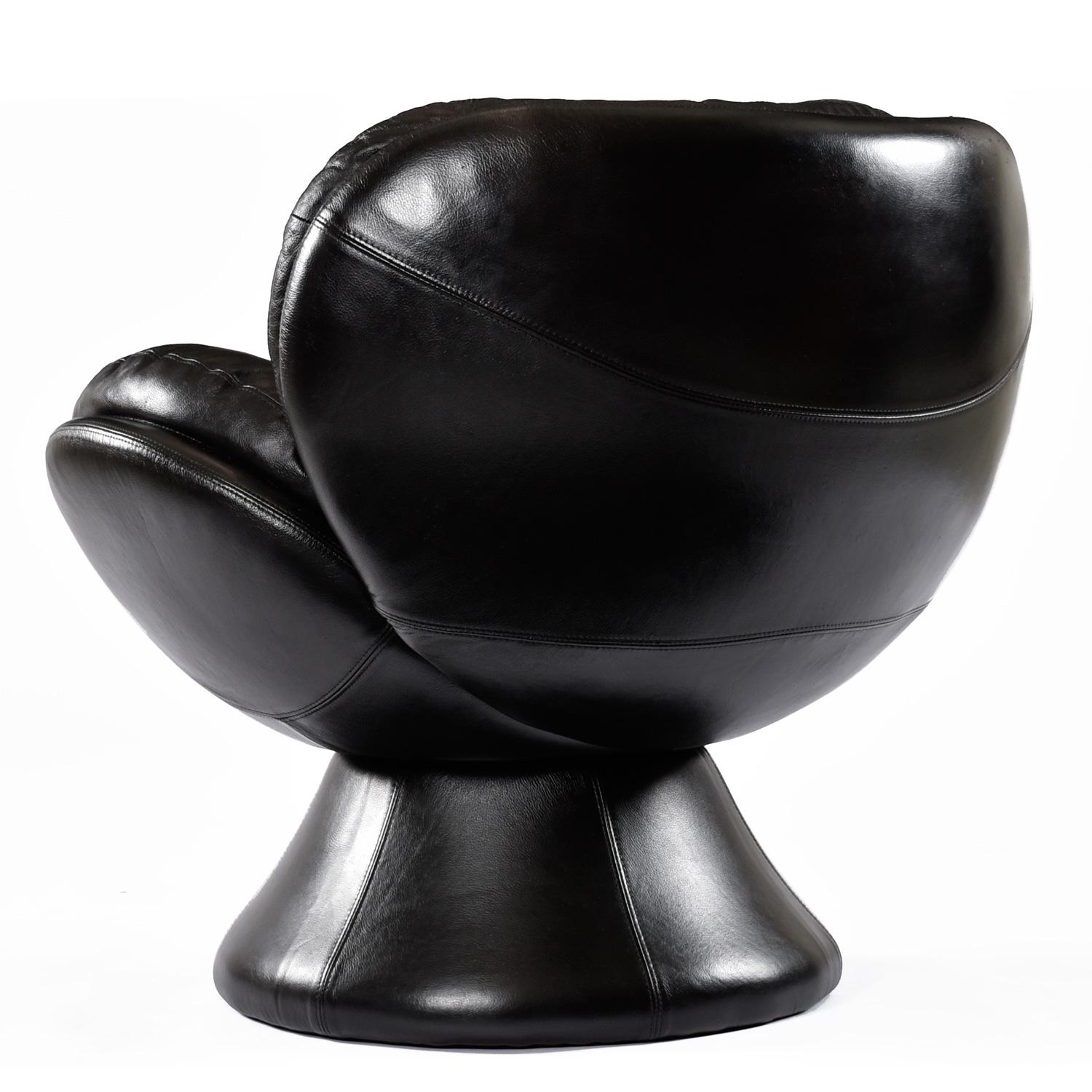 Cuir  The Modernity Pedestal Base Black Leather Swivel Pod Chairs by Jaymar of Canada (en anglais seulement) en vente