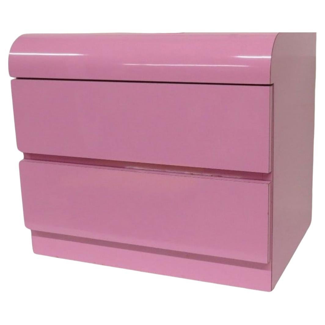 Postmoderner Nachttisch mit 2 Schubladen aus rosafarbenem, glänzendem Laminat und Wasserfall (amerikanisch) im Angebot