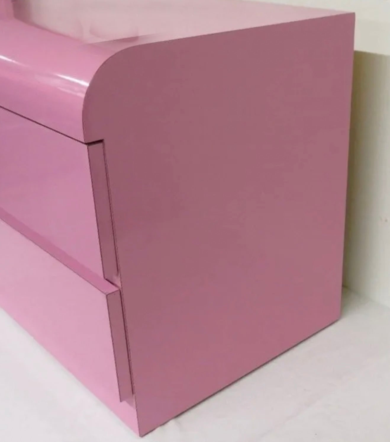 Postmoderner Nachttisch mit 2 Schubladen aus rosafarbenem, glänzendem Laminat und Wasserfall (Holzarbeit) im Angebot