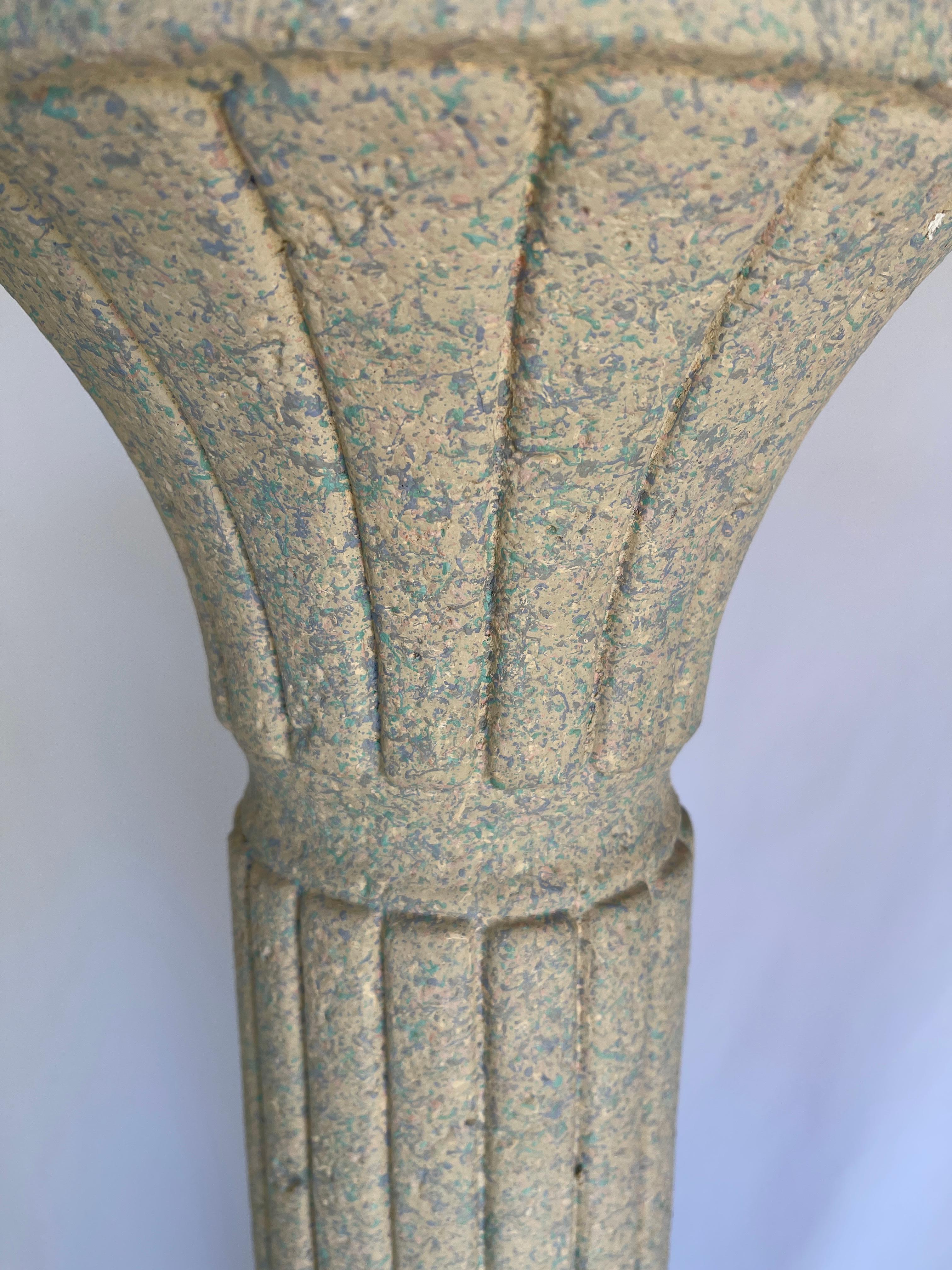 Américain Lampadaire colonne en plâtre post-moderne en vente